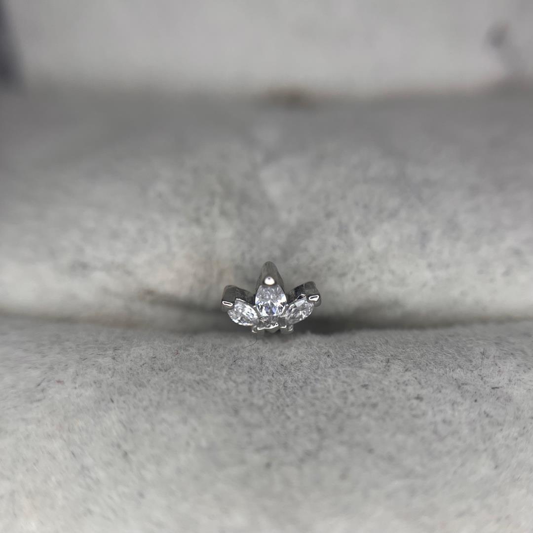 Khuyên kiểu vertical 3 lá đính đá.