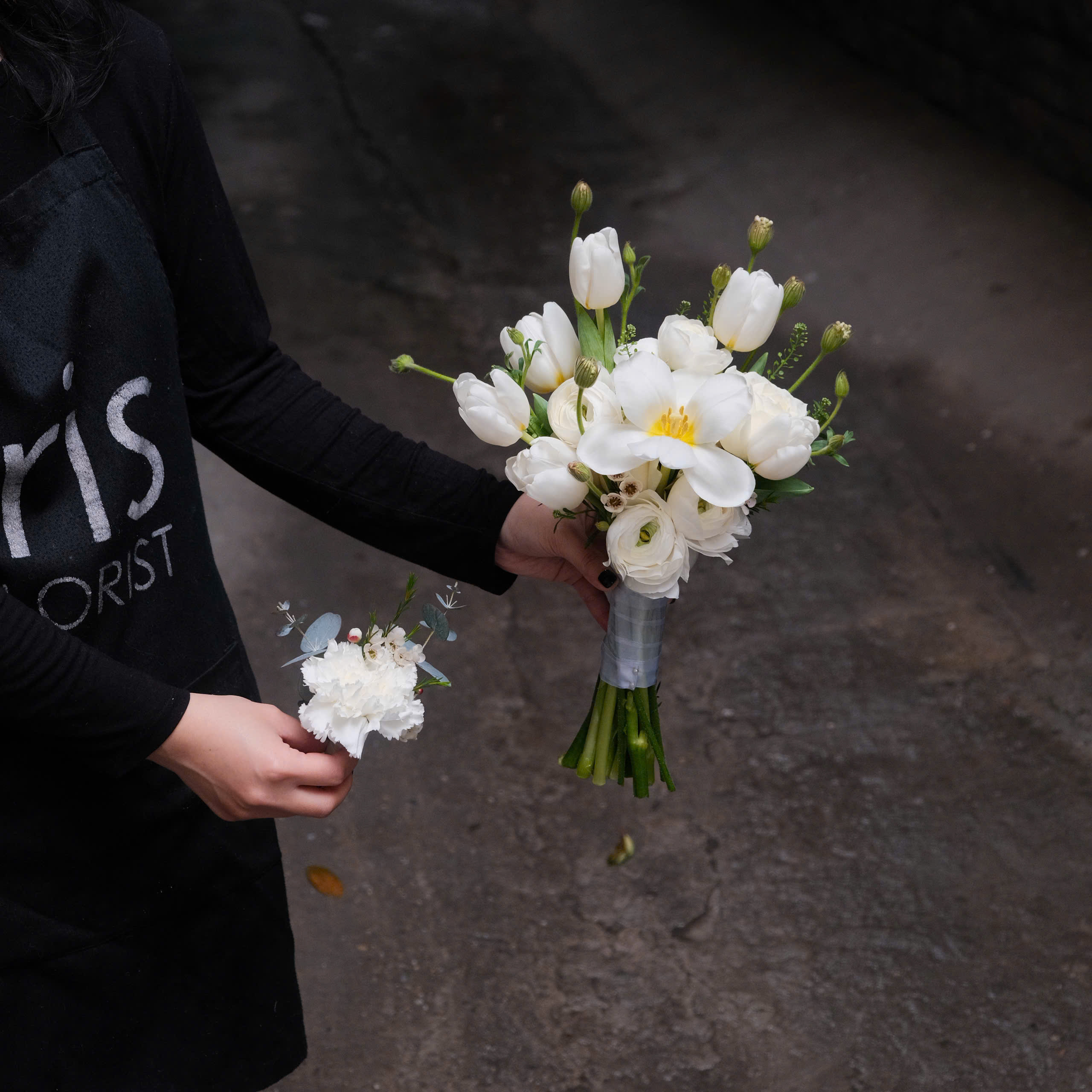 Bó hoa cưới Tulip mix mao lương trắng_thumbnail_2