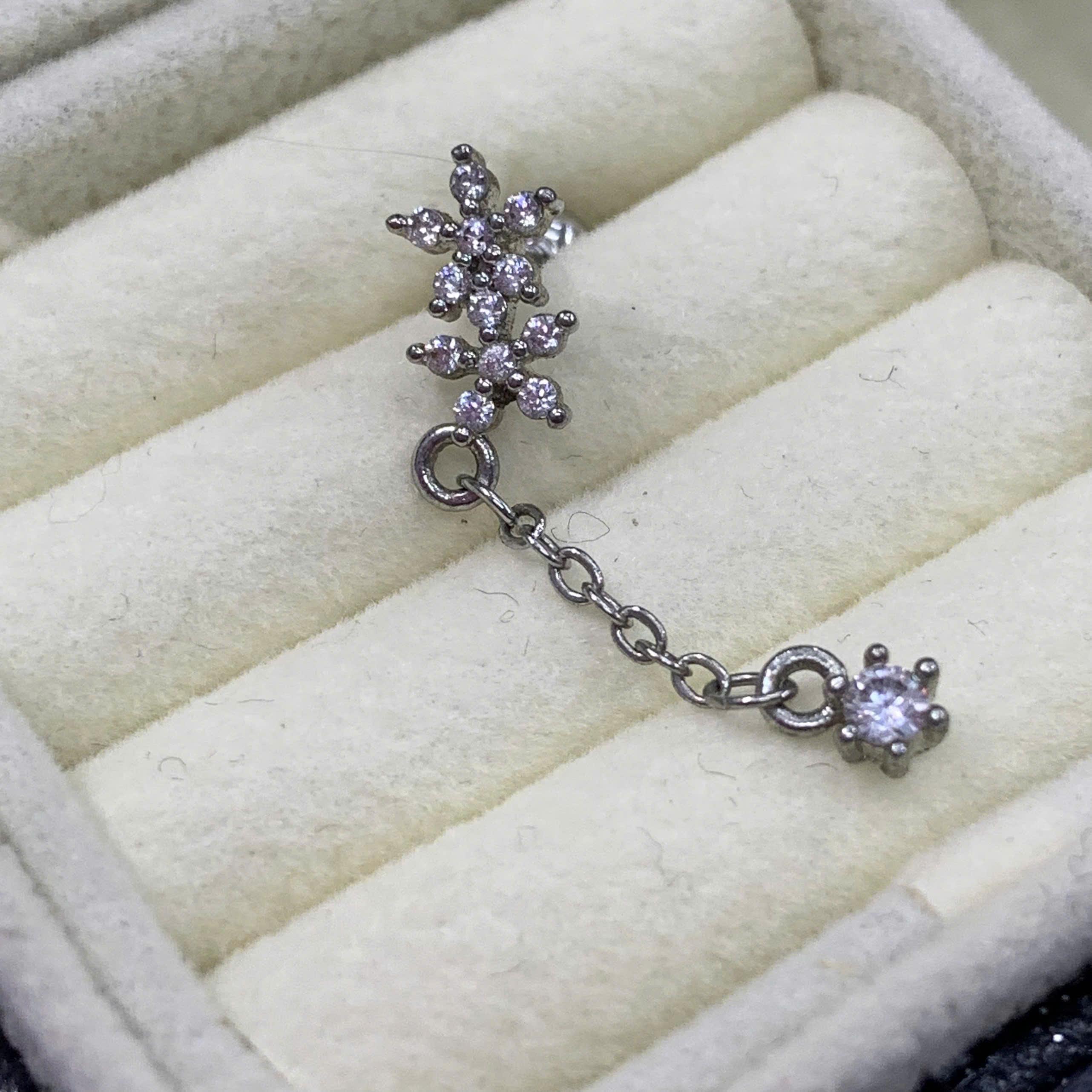 Khuyên kiểu xích 2 hoa kim cương rơi.