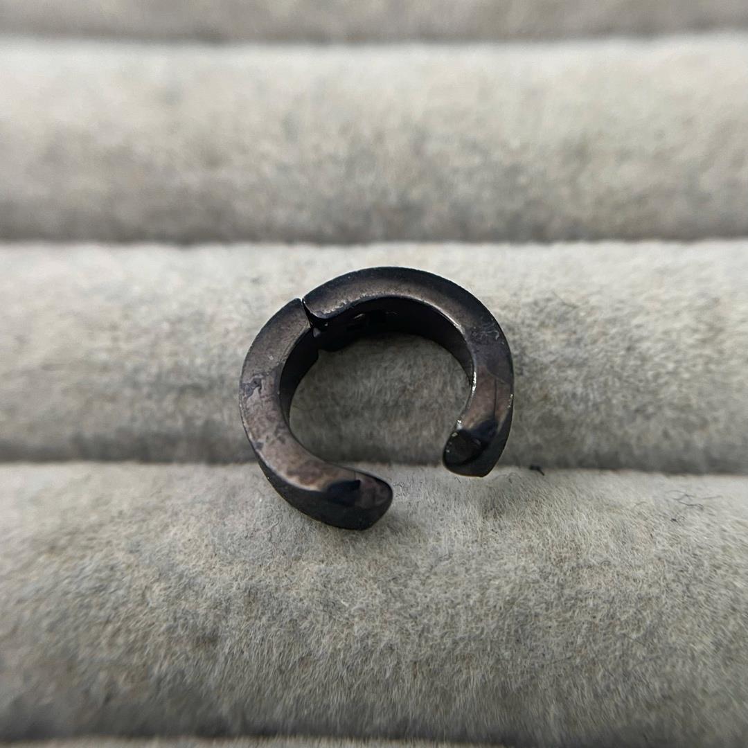 khuyên kẹp giả đen nhám kim tuyến nhấp nhánh size 10_thumbnail_2