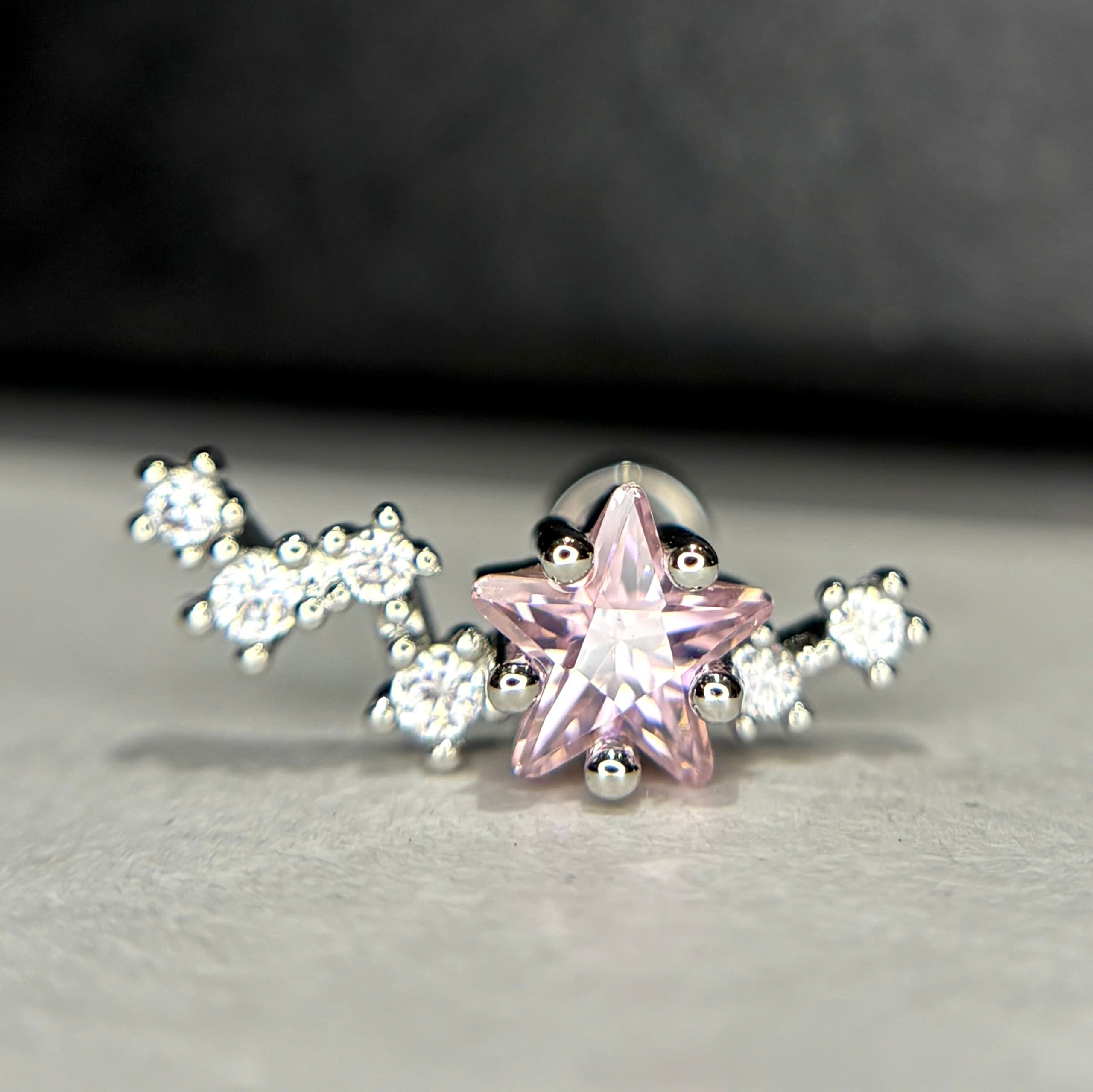 Khuyên kiểu ngôi sao dải 6 đá hồng bi