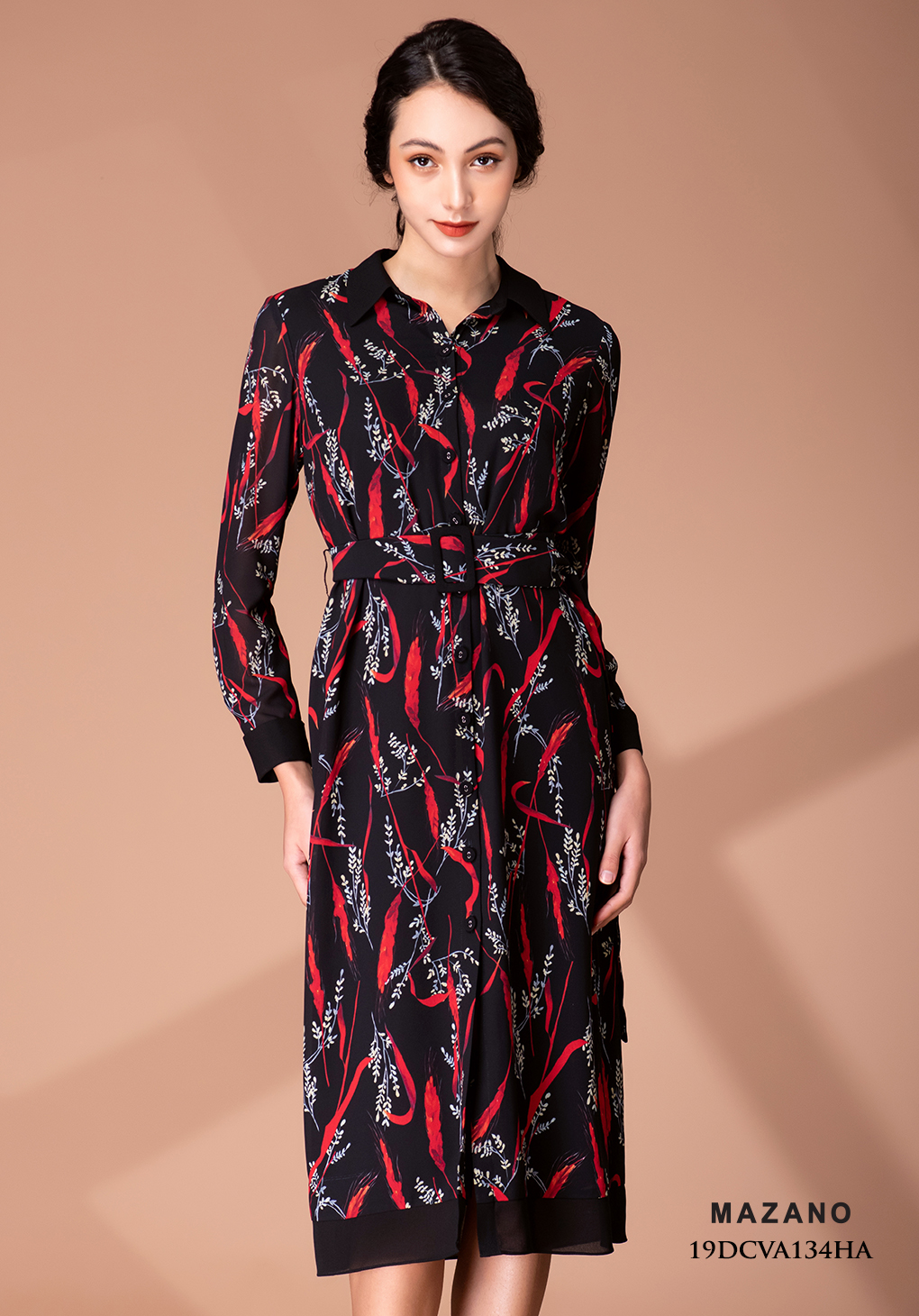 Đầm nền đen hoa đỏ họa tiết