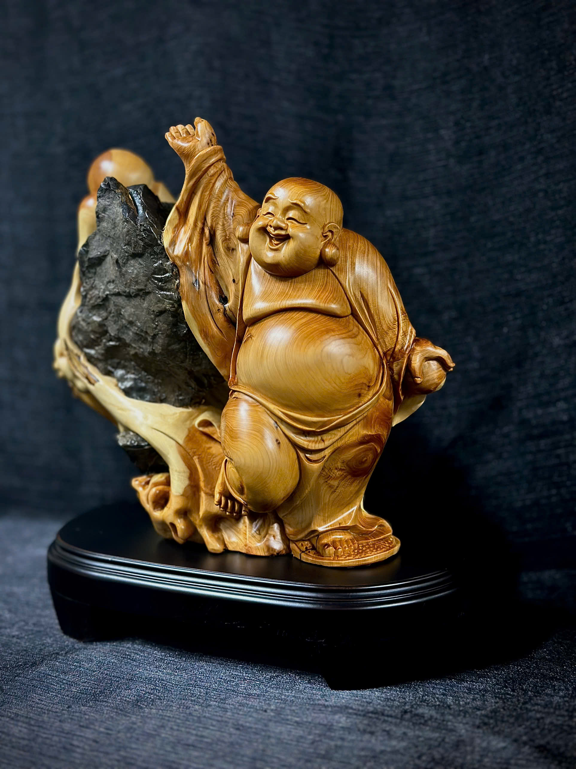 TƯỢNG DI LẶC ÔM ĐÁ - GỖ NHAI BÁCH_thumbnail_1