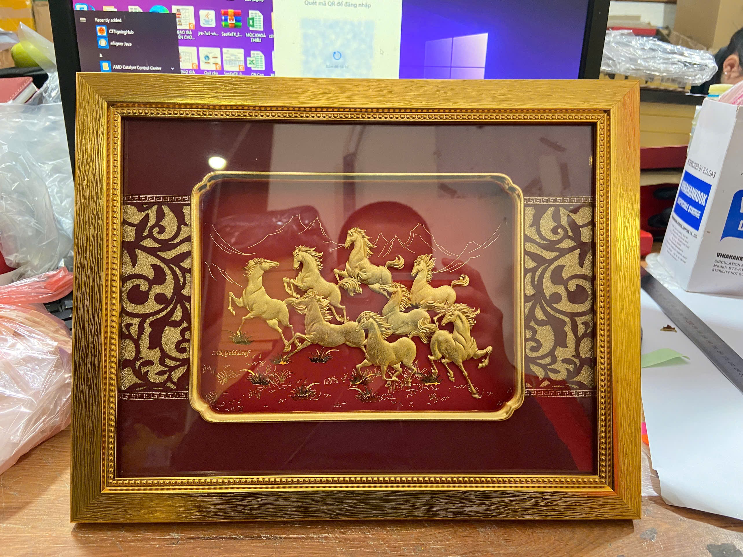 Tranh ngựa bát mã nền đỏ mạ vàng 24K KT 32X 25CM_thumbnail_1