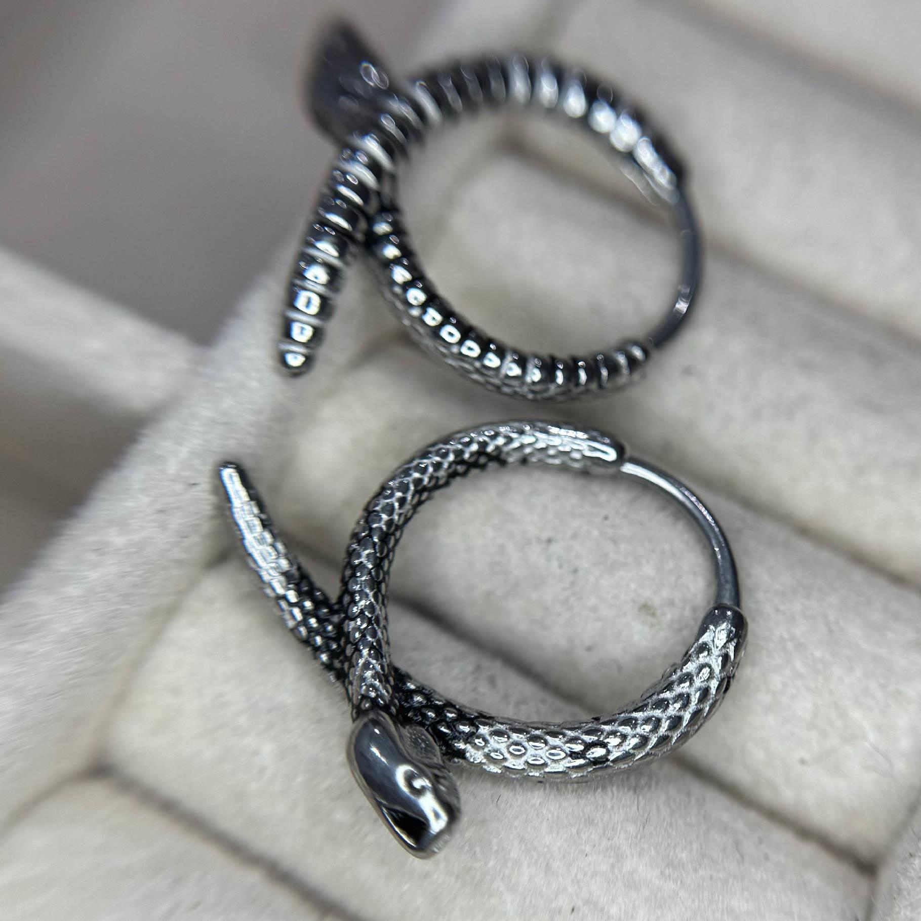 khuyên vòng kiểu con rắn đuôi chéo ngóc đầu 12mm