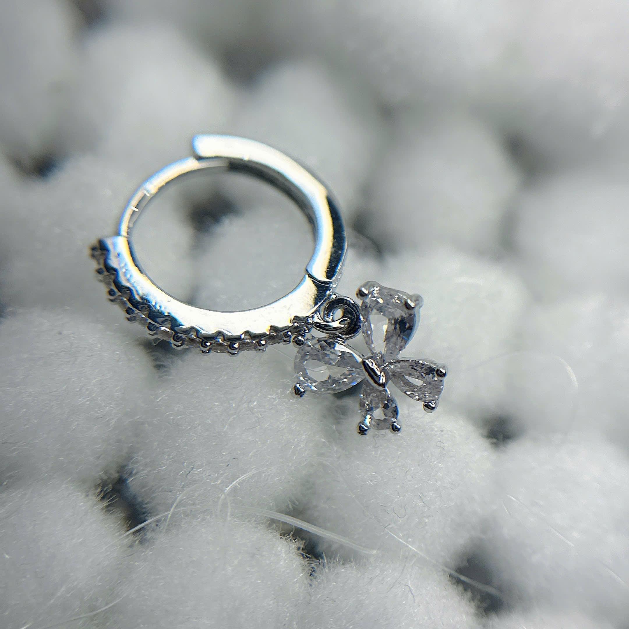 Khuyên vòng kiểu rơi nơ trắng_thumbnail_1