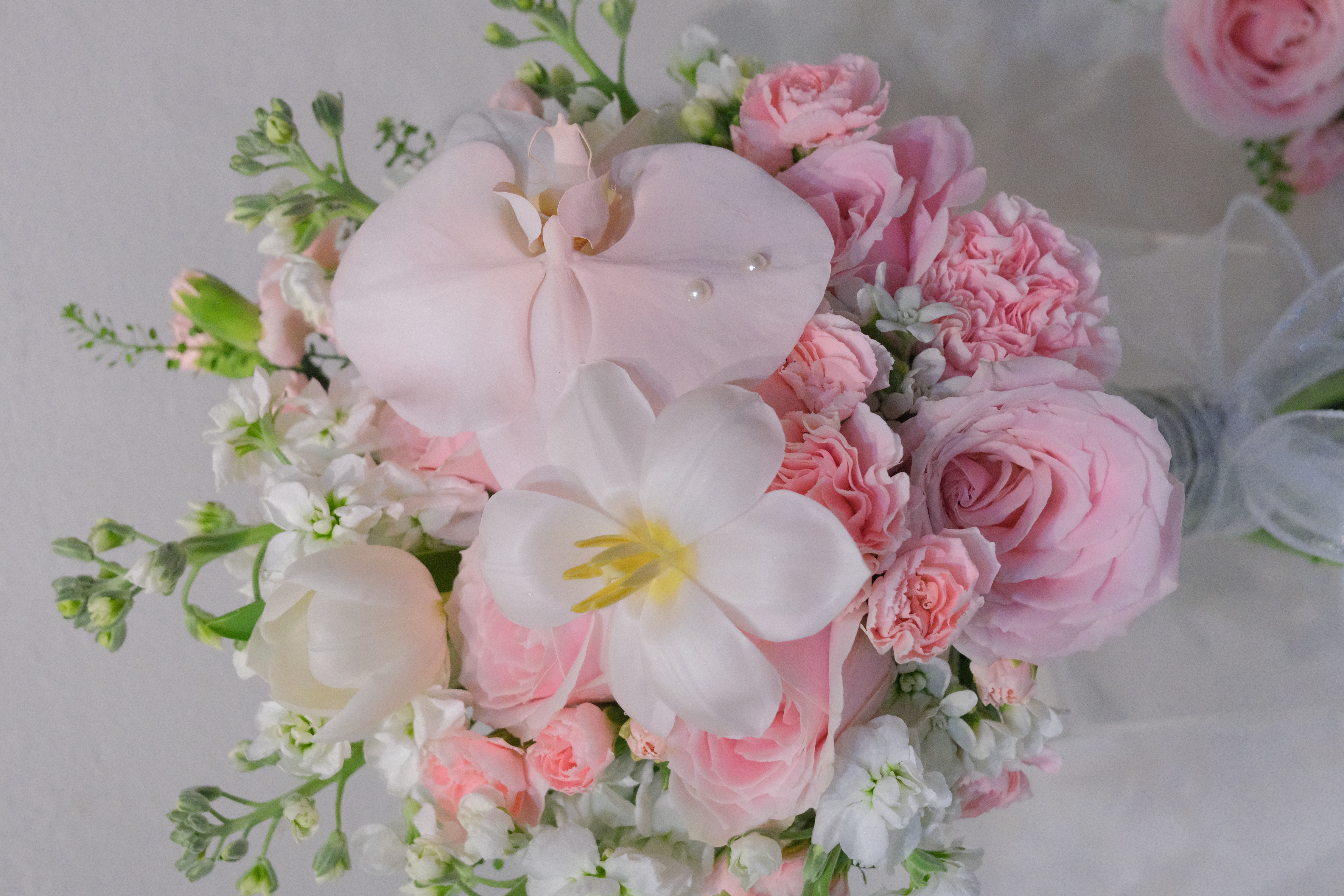 Bó hoa cưới tone hồng kem (mix tulip và lan HĐ)