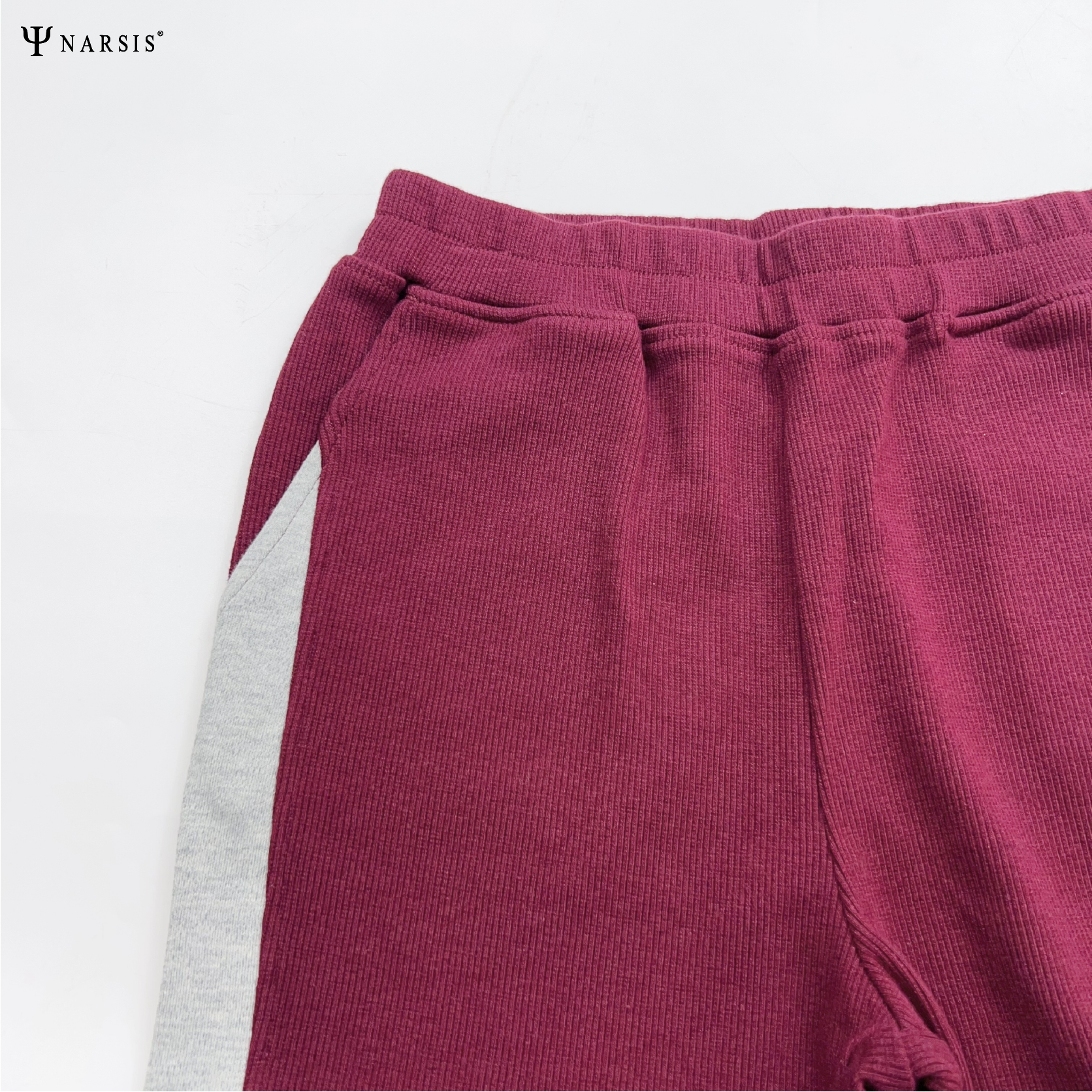 Bộ bé trai Narsis KE2064 họa tiết khủng long, chất cotton co giãn, thoải mái.