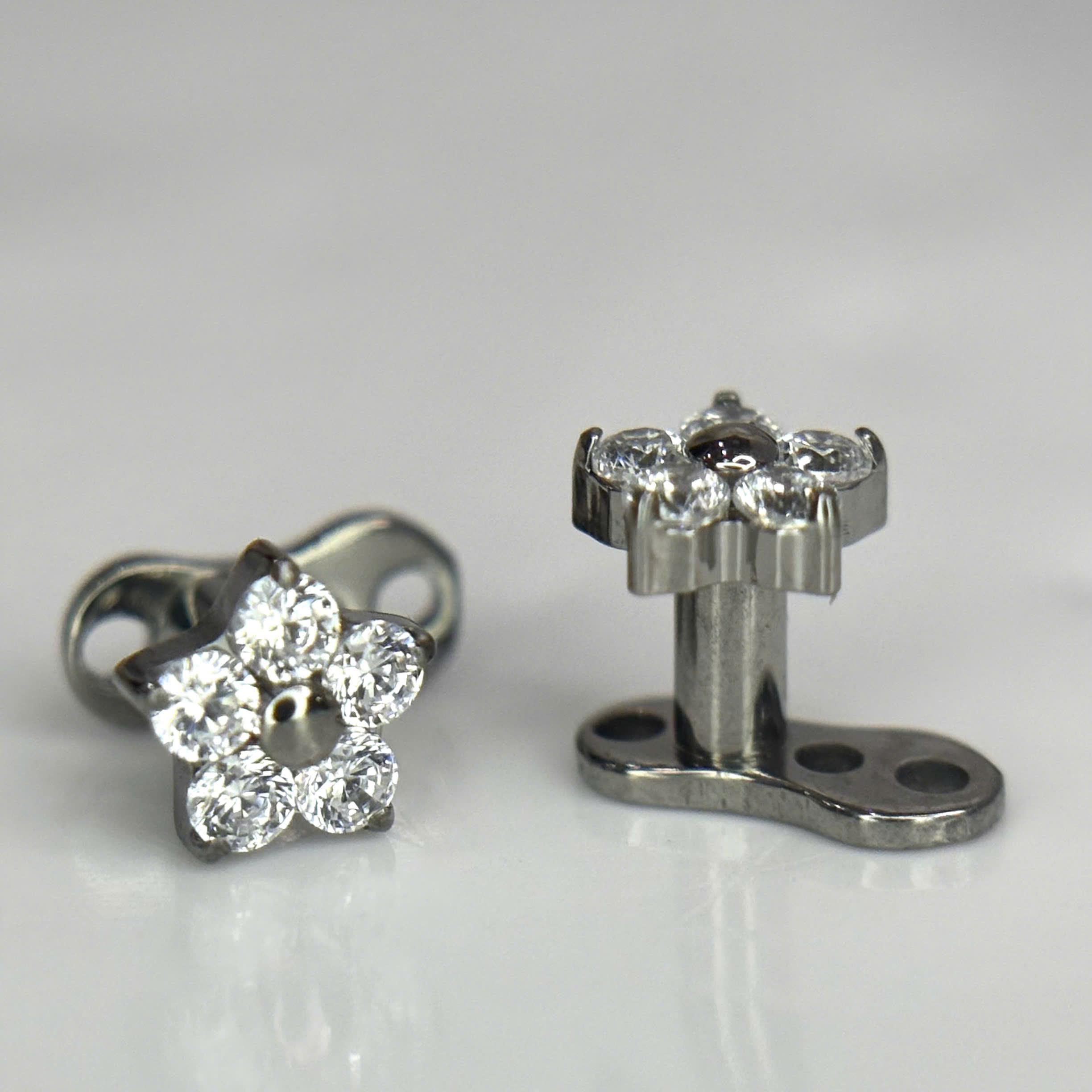 Khuyên cấy titan hoa 5 cánh nhụy bi