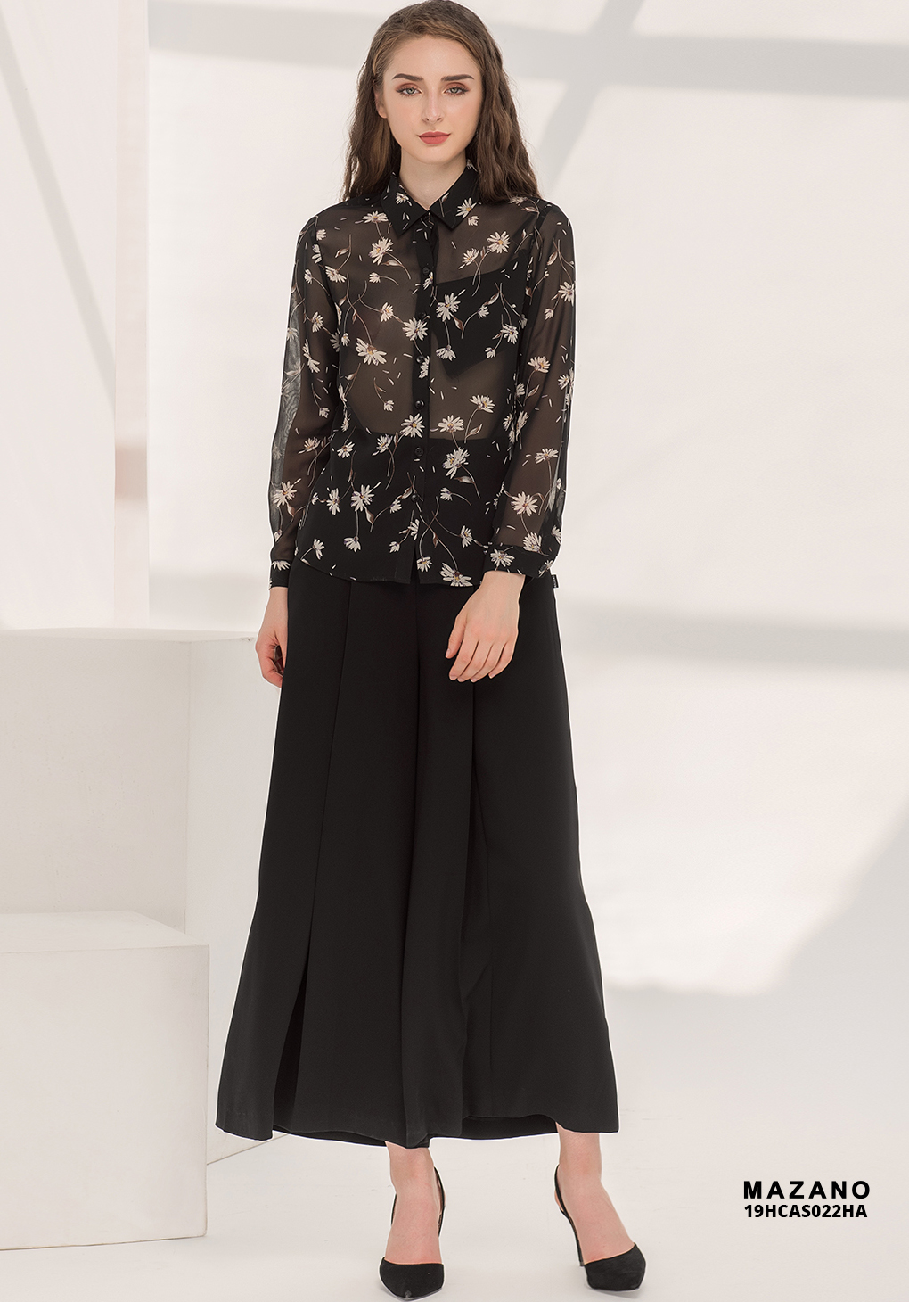 Áo sơ mi đen họa tiết hoa trắng