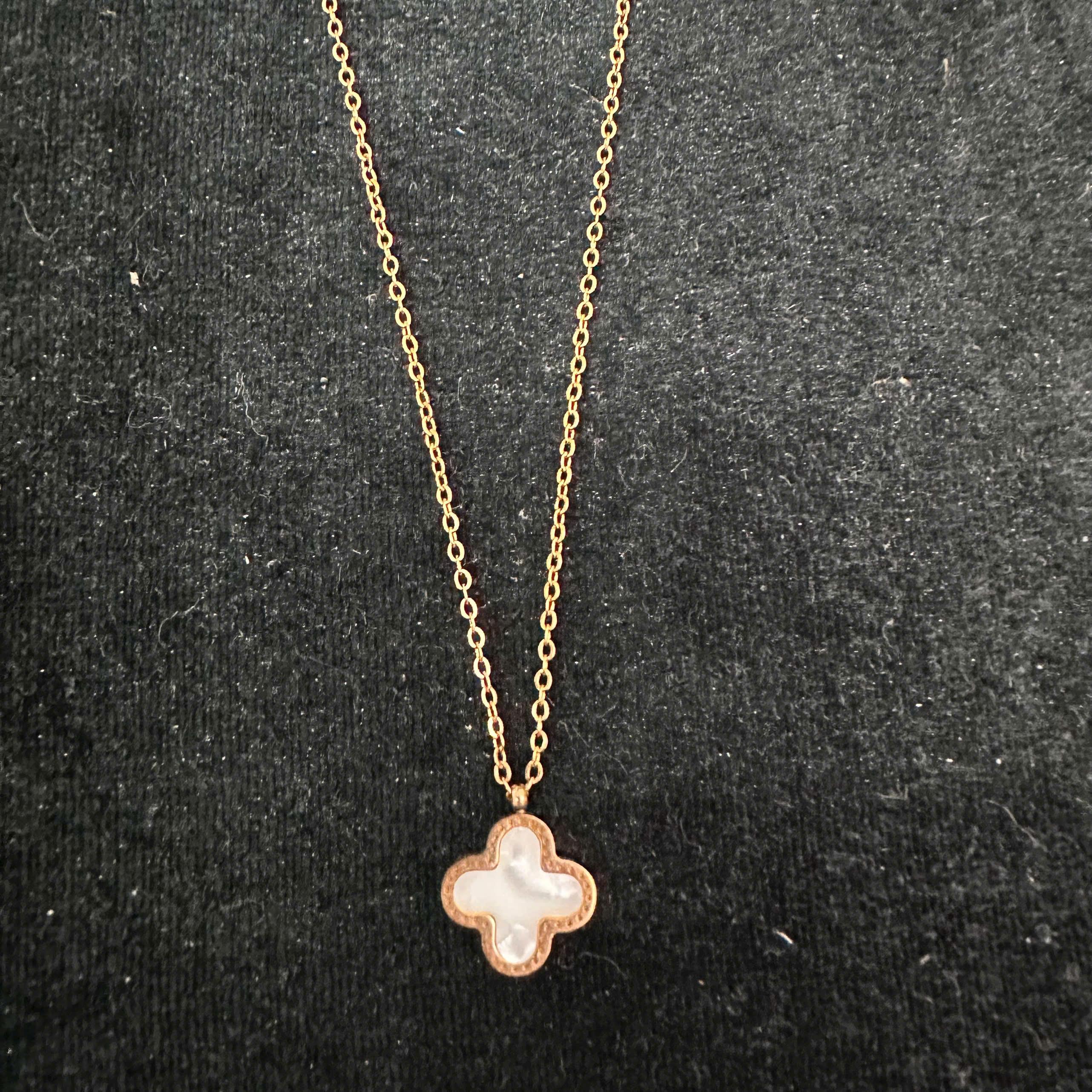 vòng cổ titan màu vàng charm hoa bốn cánh trắng._thumbnail_3