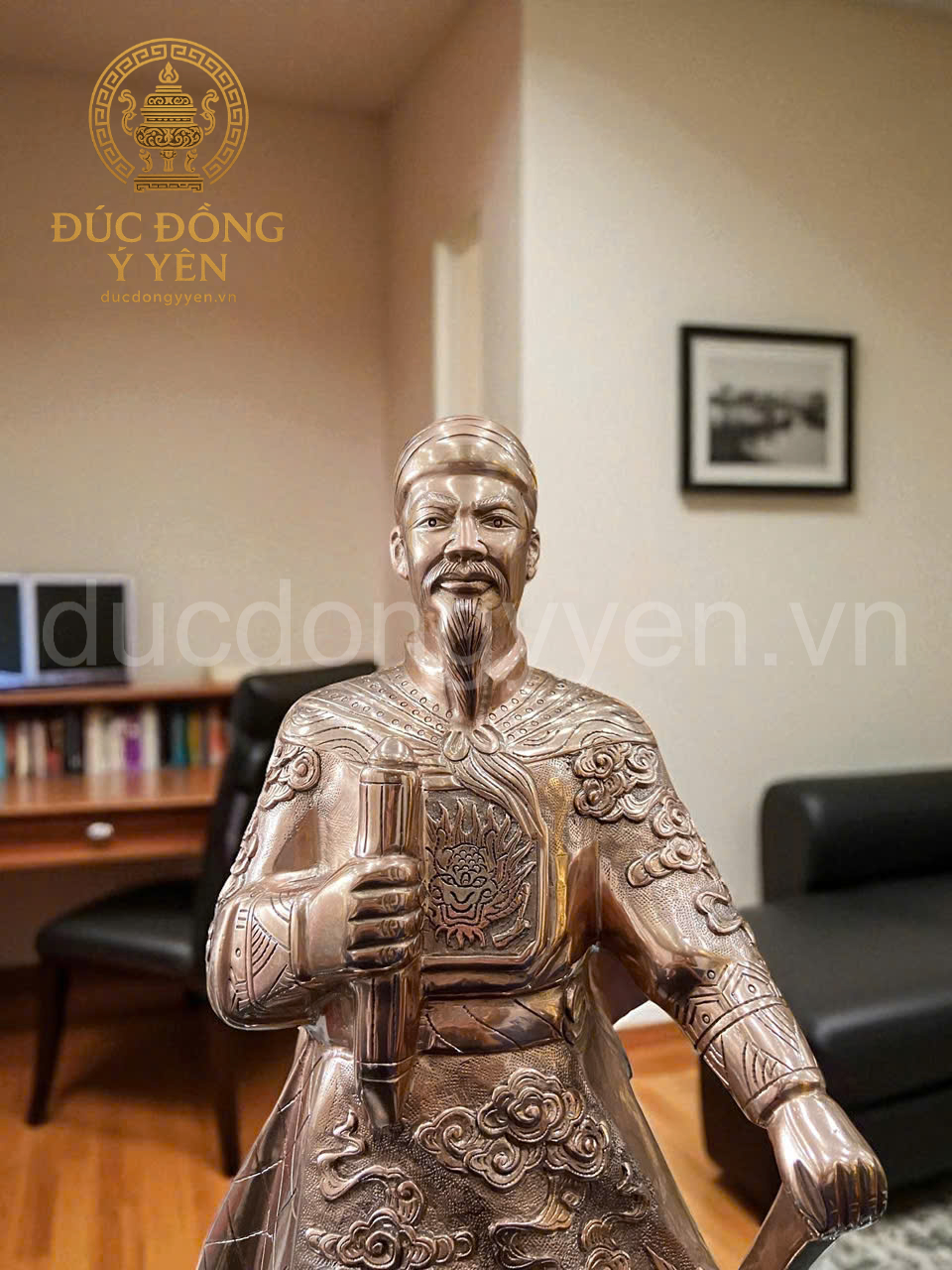 Tượng trần hưng đạo đúc nổi hoa văn màu mộc của đồng đỏ _thumbnail_1