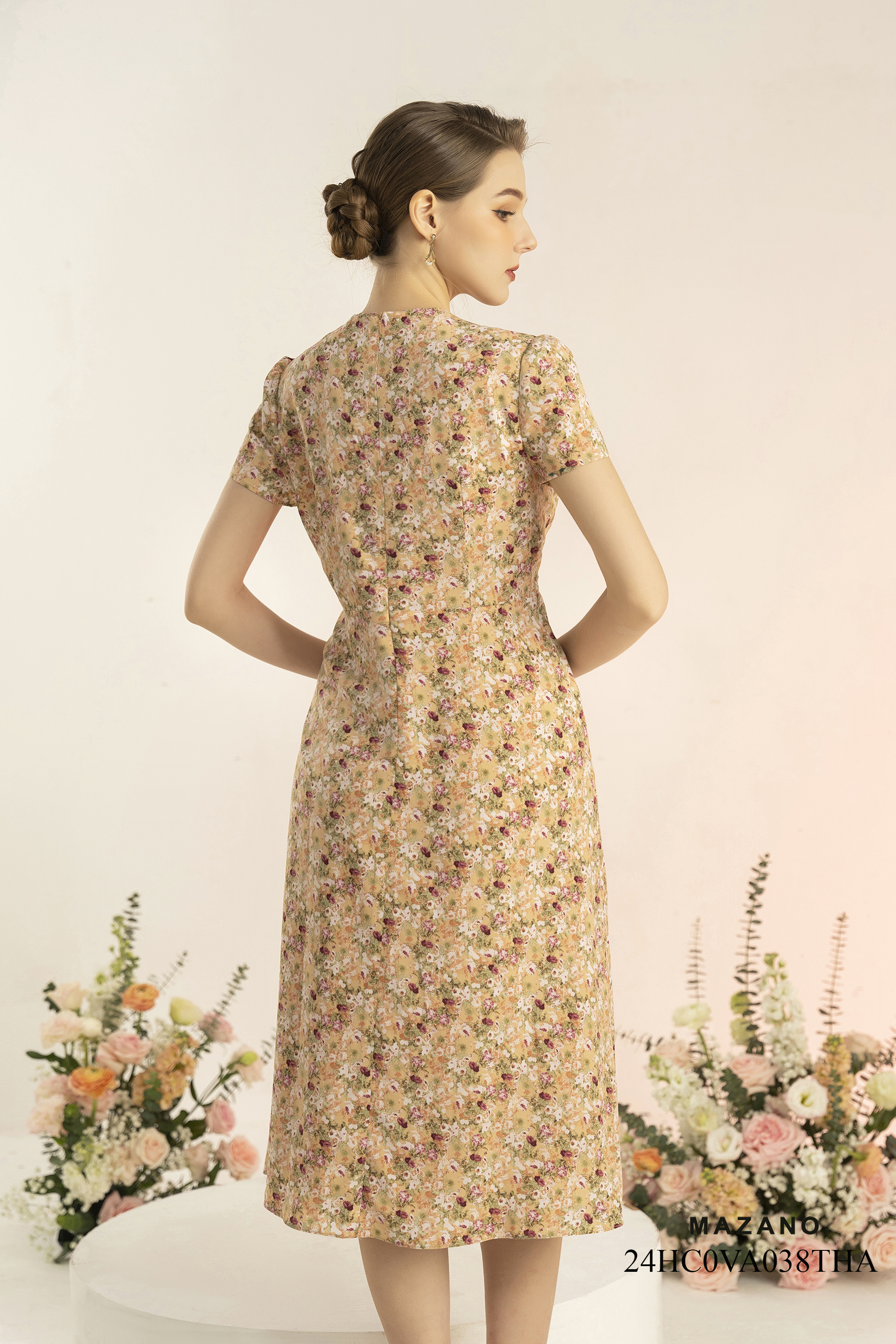 Đầm vàng nhạt họa tiết eo cao trang trí hoa ngực_thumbnail_2