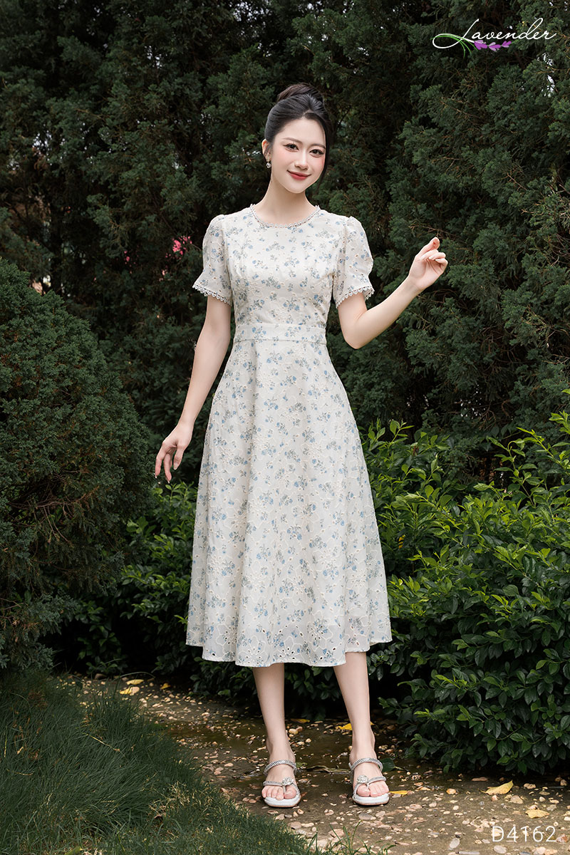 Đầm trắng tay ngắn hoa thêu cổ ren D4162