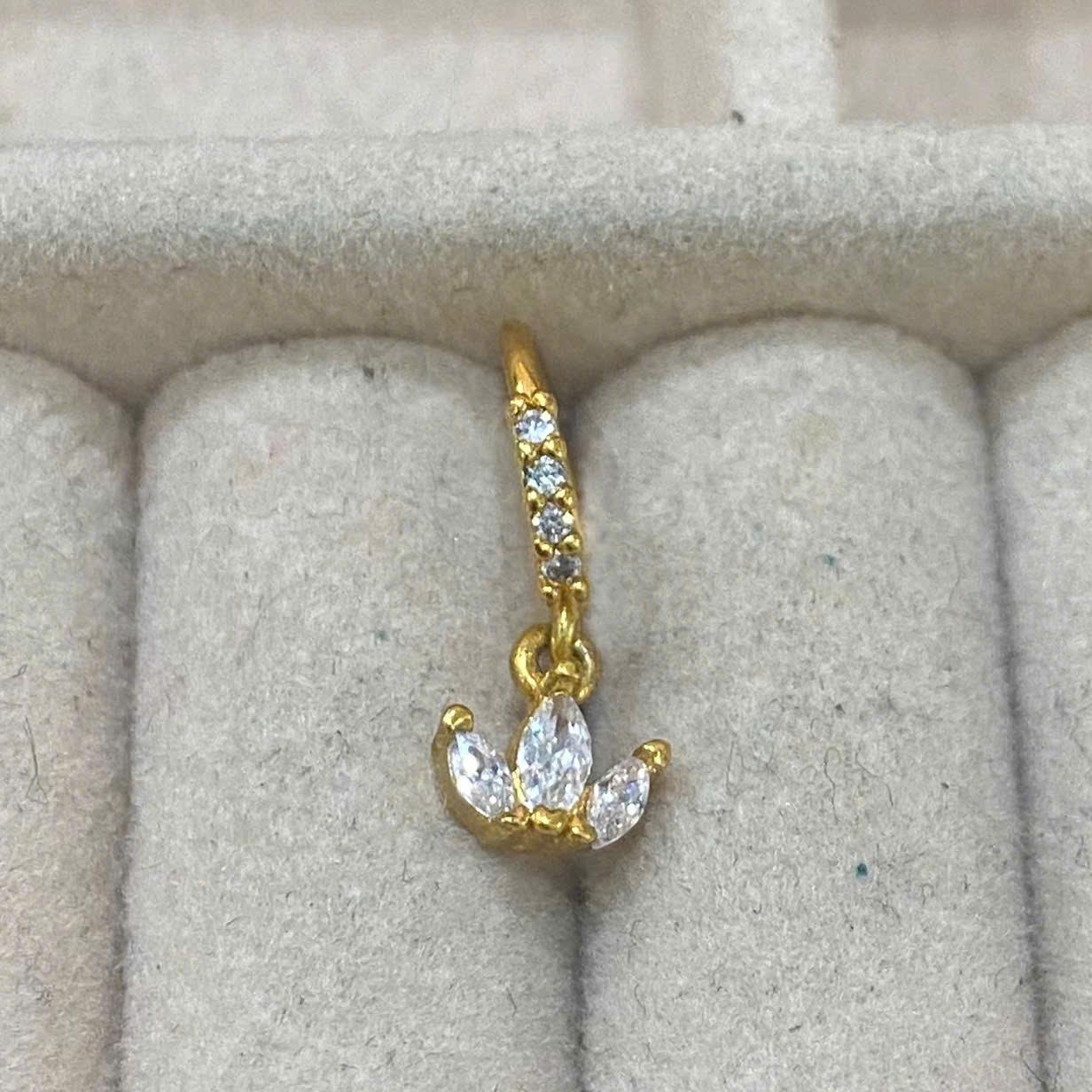 Vòng vàng đính kim cương charm 3 lá size 8 bẻ.