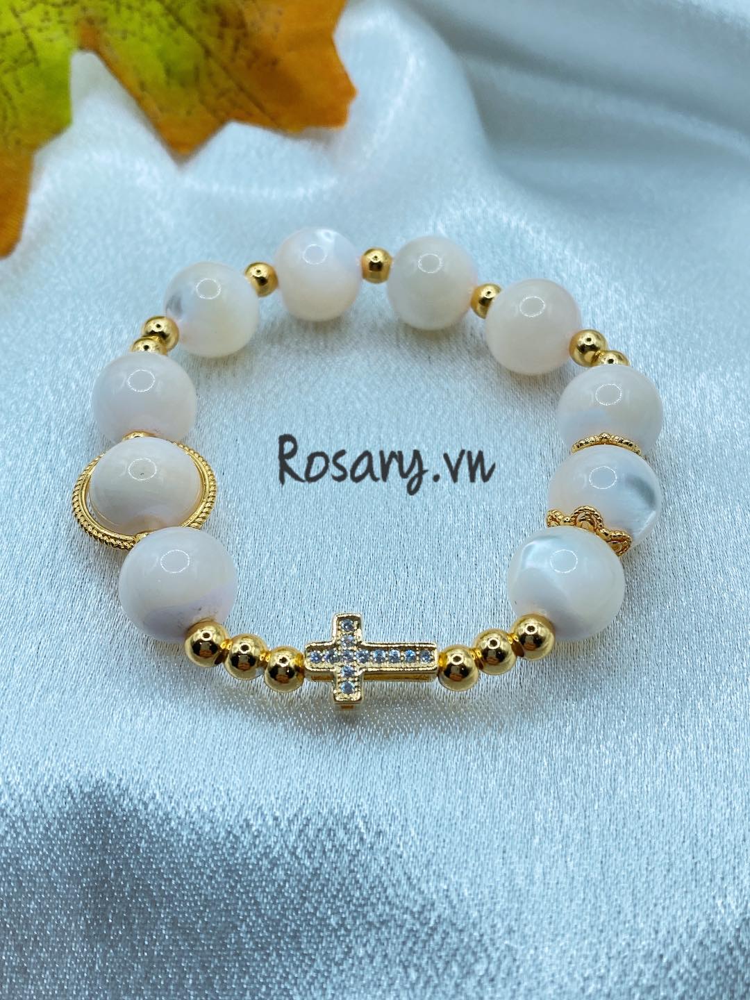 Vòng tay Mân Côi đá sò biển trắng tự nhiên mix hạt mạ vàng 18k