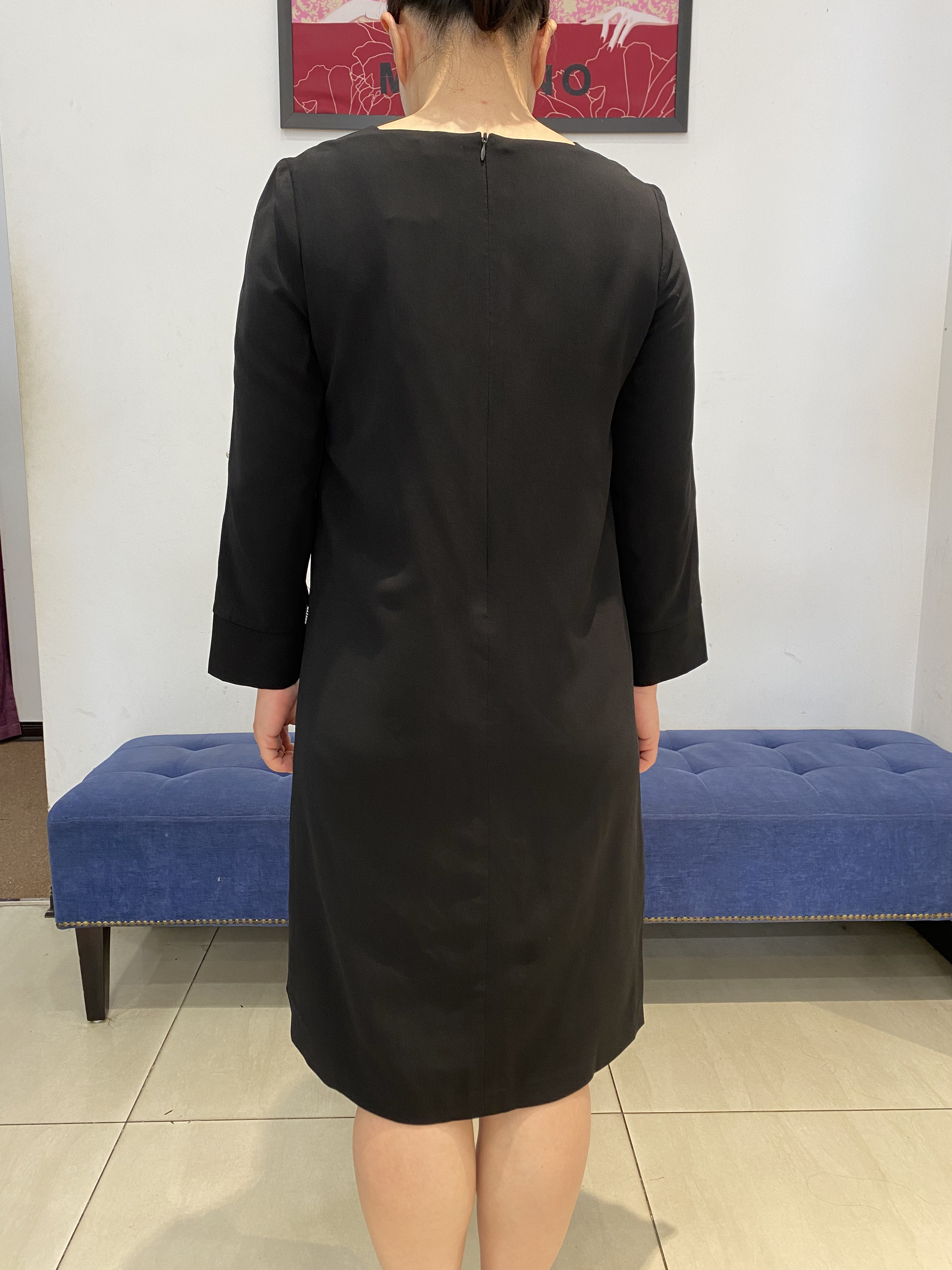 Váy đen cổ vuông tay dài đính hạt trai_thumbnail_3