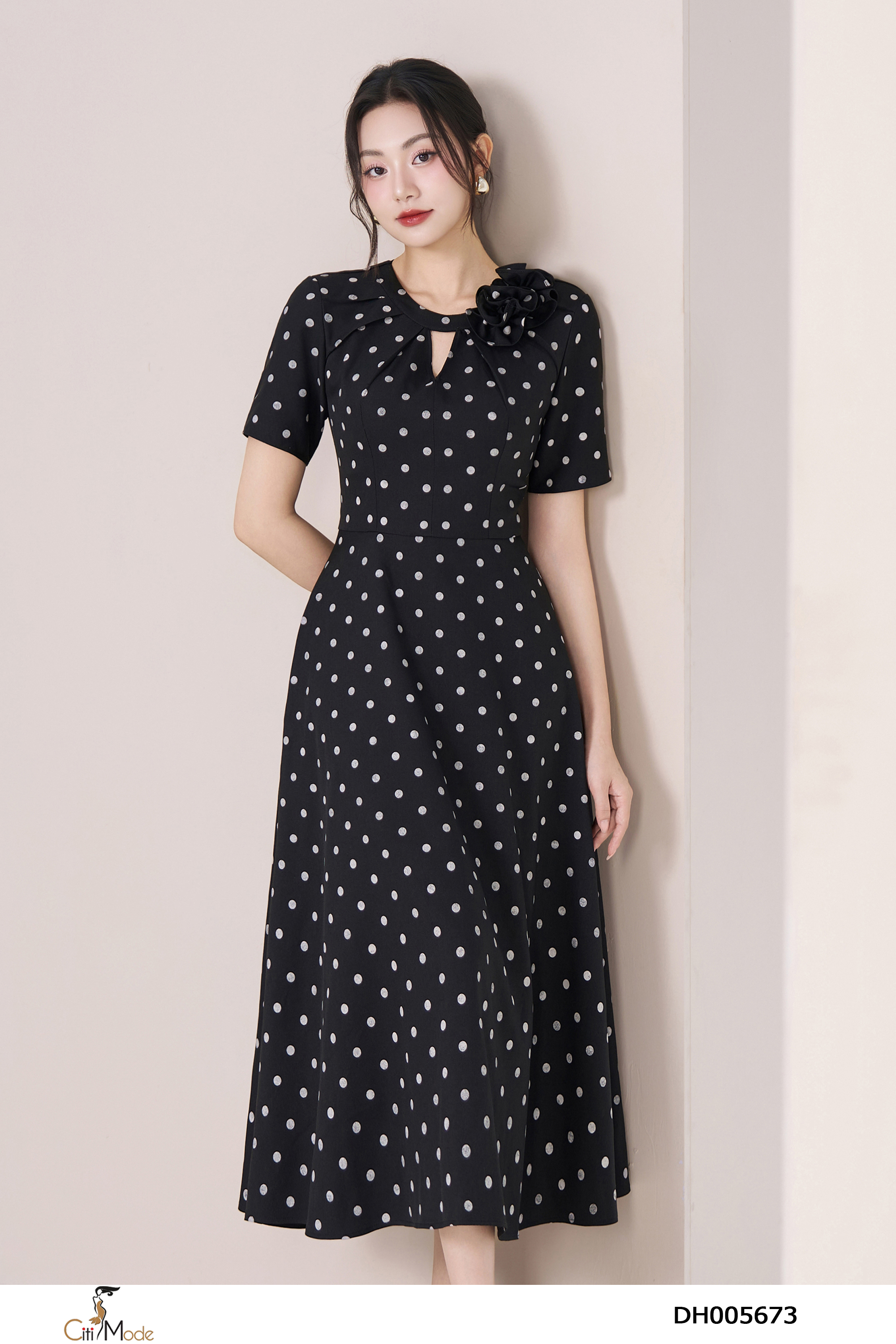 Đầm xòe chấm bi đen coe tròn đính hoa