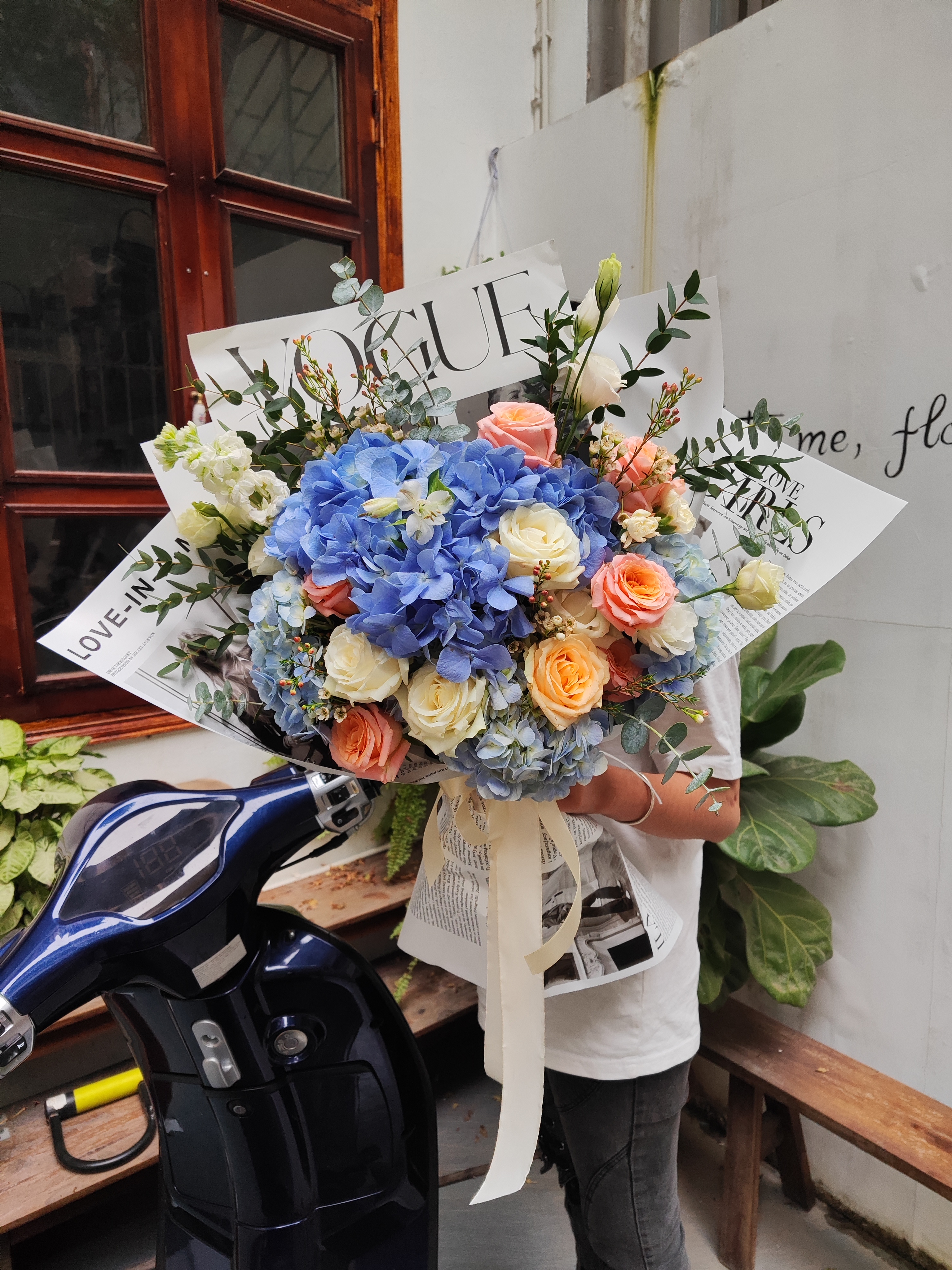 Bó hoa Tú cầu Blue mix Cam trắng giấy báo