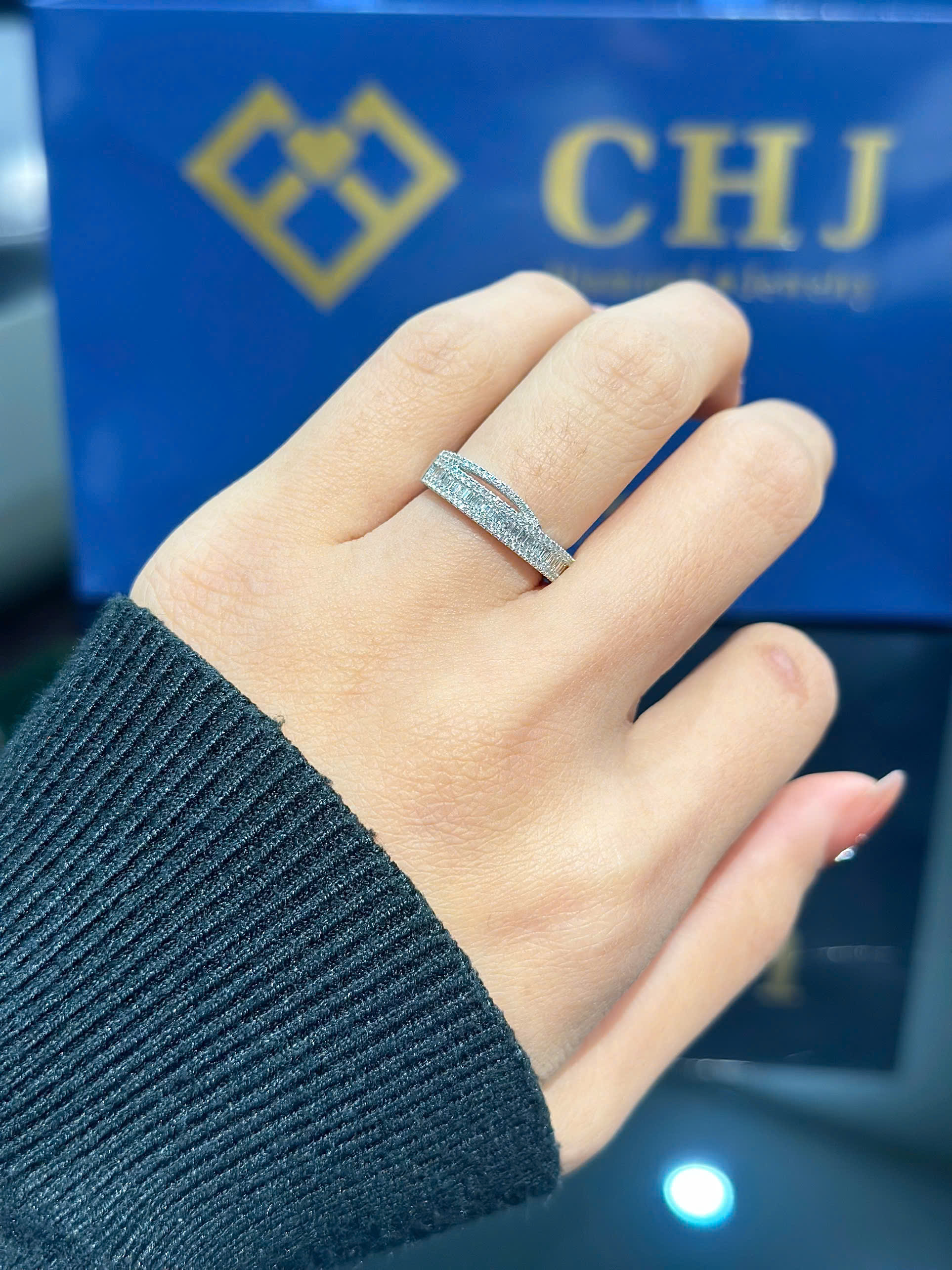 Nhẫn Vàng 14K Đính 109 Viên Kim Cương