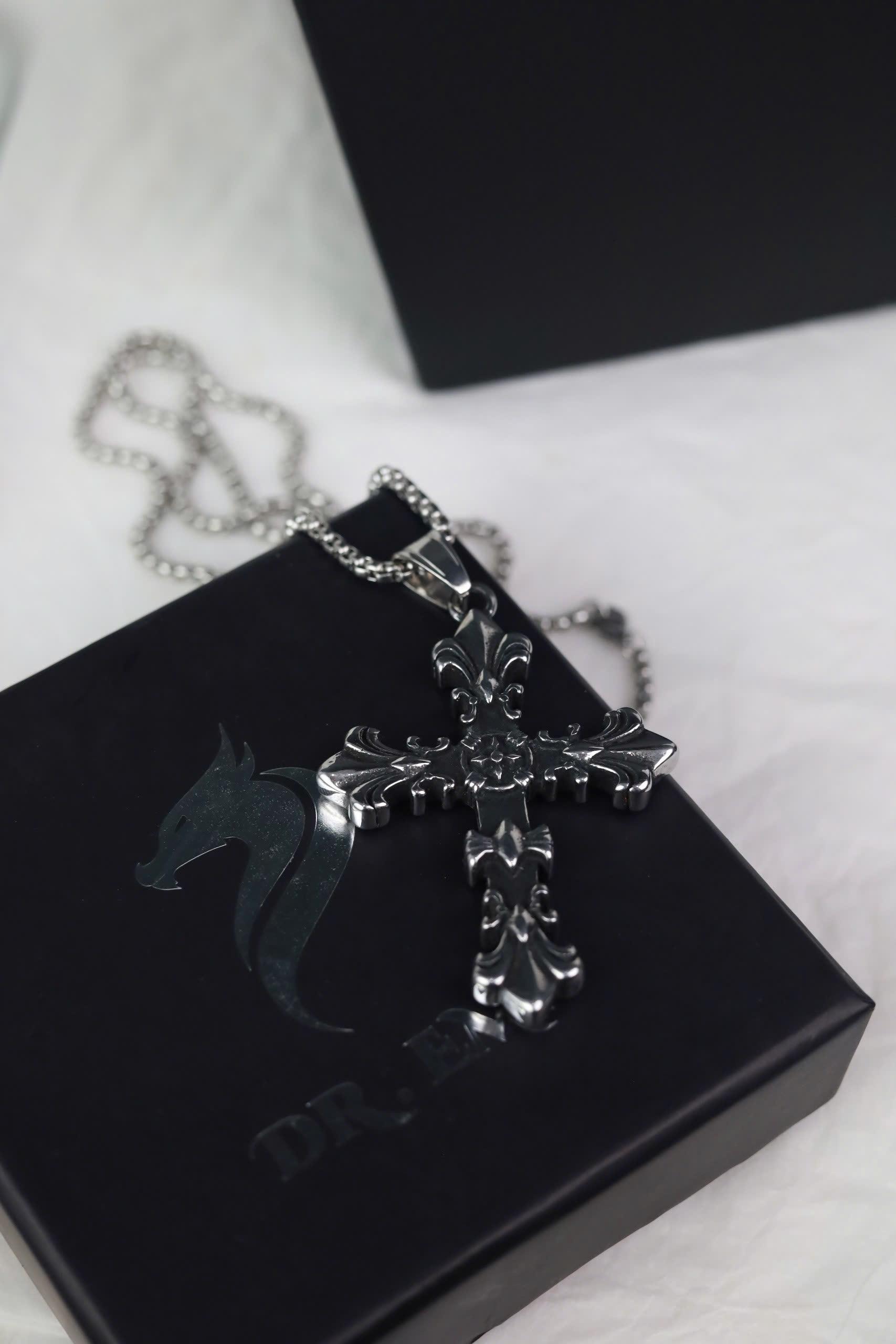 Vòng cổ titan thánh giá hoa văn cổ điển_thumbnail_2