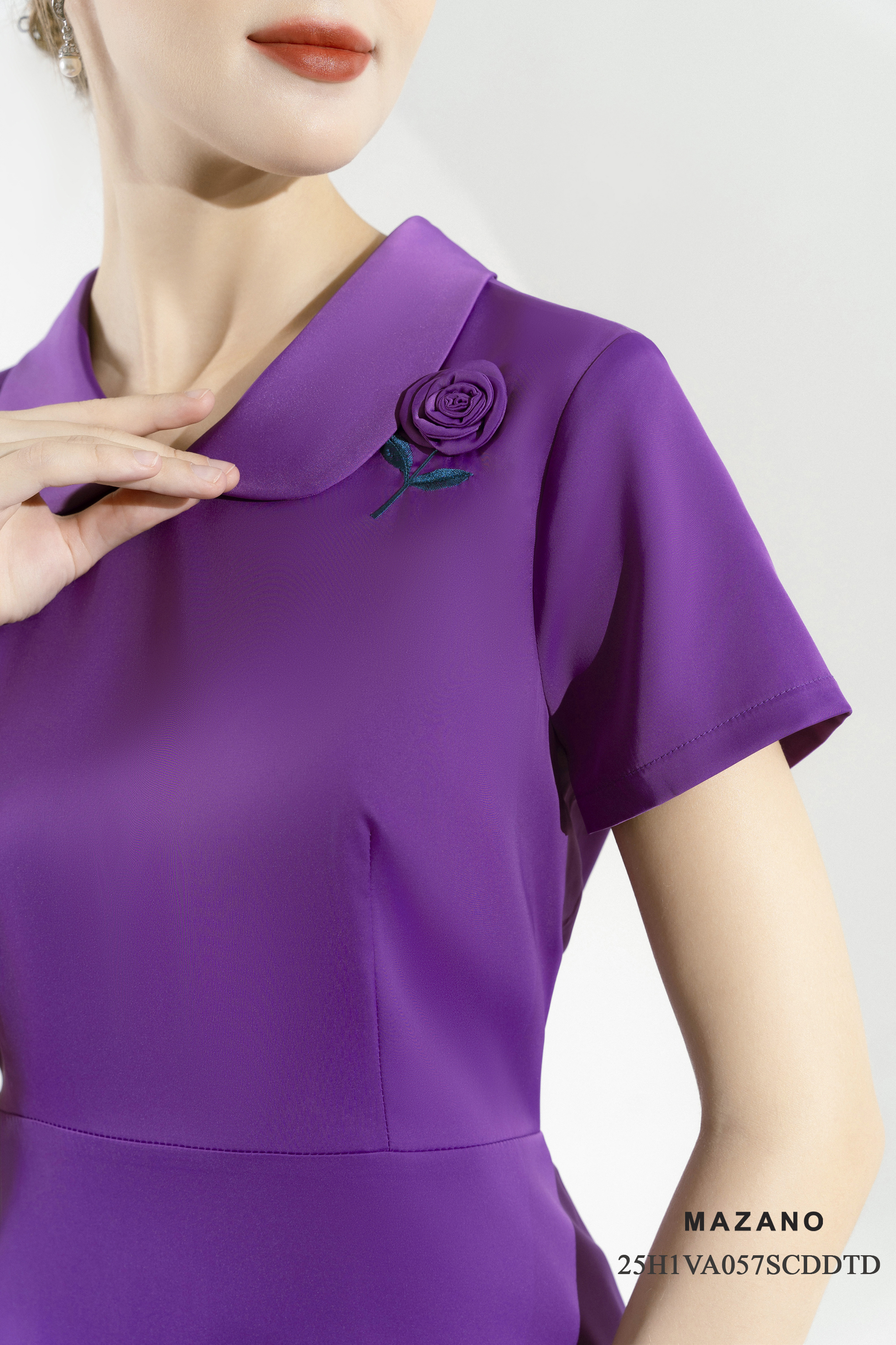 Váy Đầm Thân ôm vừa chân rủ Vải Tencel Đính hoa cuốn Cổ bẻ cách điệu tay ngắn Dài váy qua bắp chân_thumbnail_3