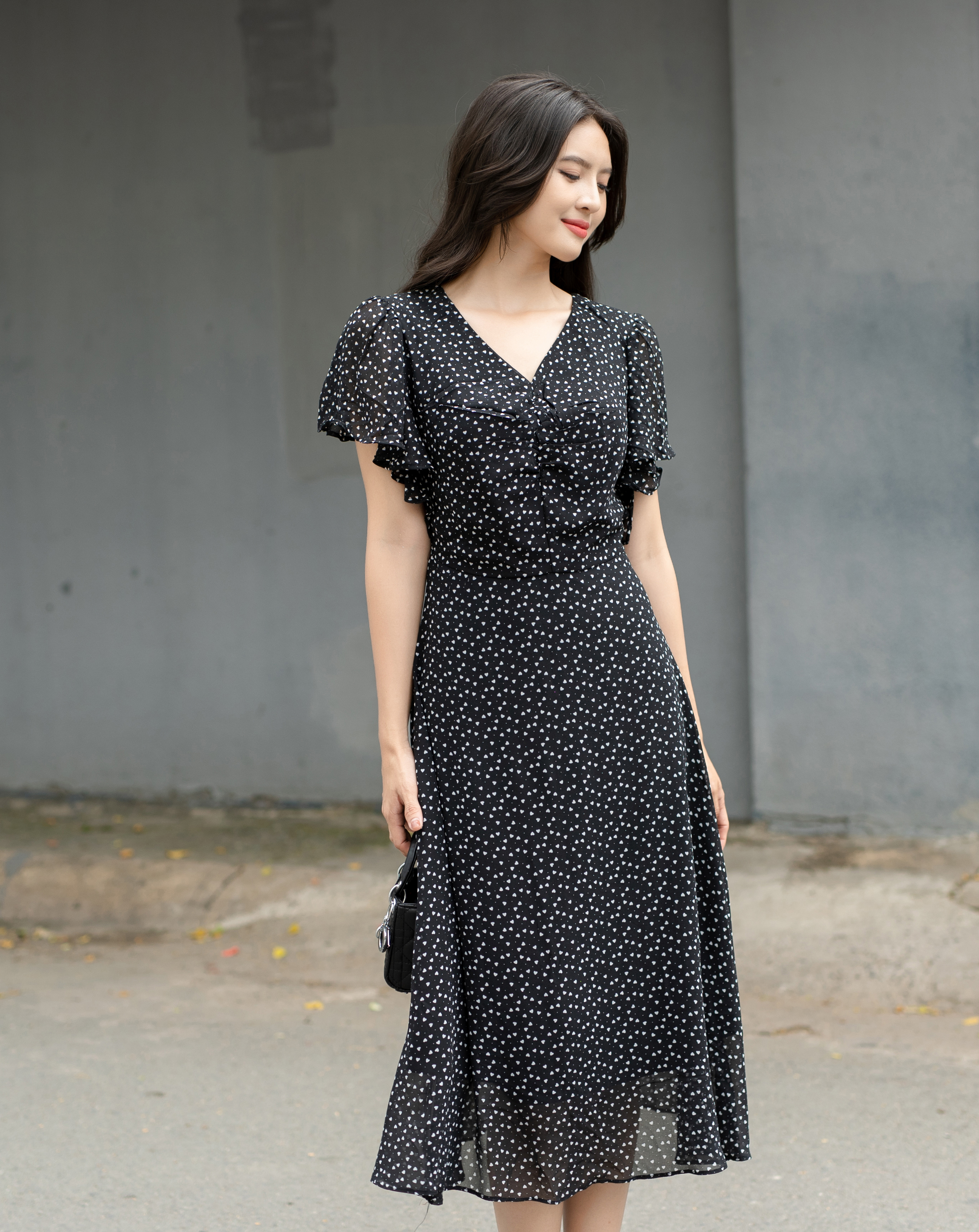 Đầm midi họa tiết tim nhí cổ V phối ren lưng_thumbnail_2