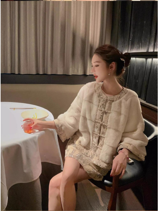 Set Áo Lông Cao Cấp Và Chân Váy Thêu