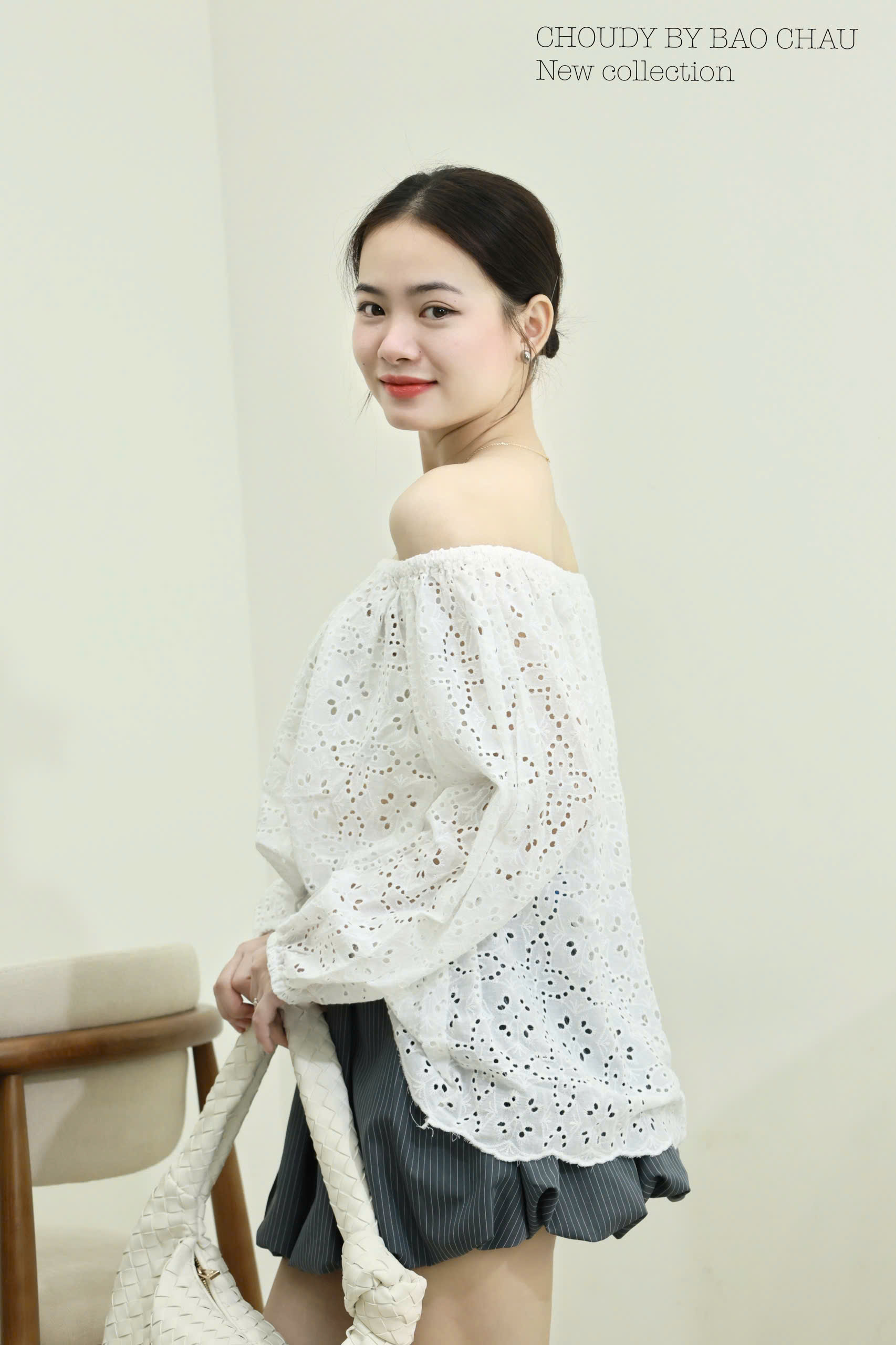 U111 ÁO ĐỤC LỖ TRẮNG_thumbnail_1