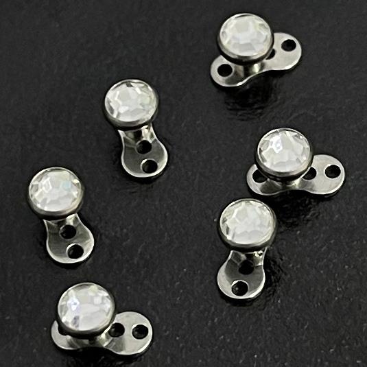 Khuyên cấy titan full thân charm.