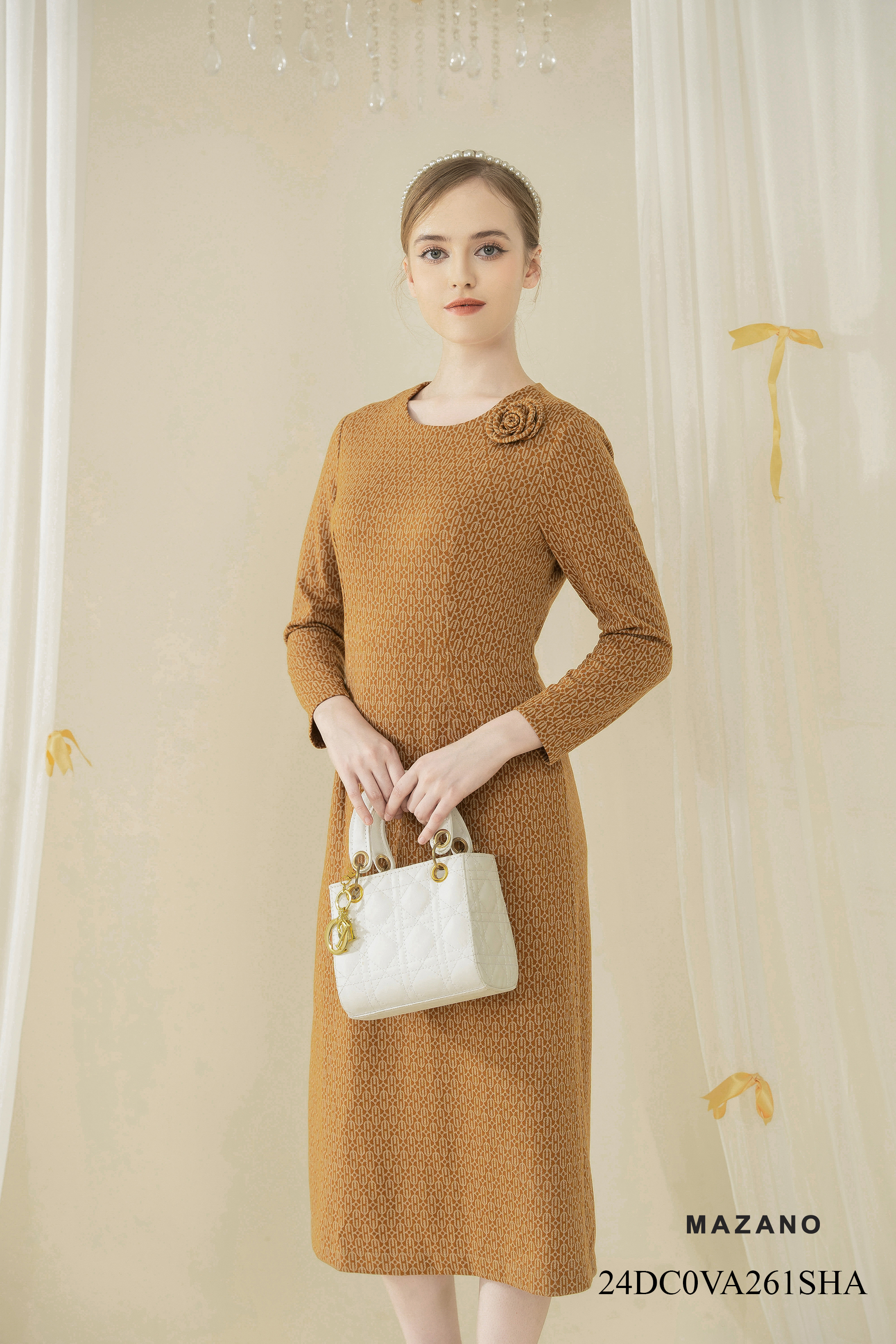 Váy Đầm thân ôm chân rủ Vải dạ len Họa tiết cách điệu Đính hoa cuốn Cổ tròn vừa Tay dài Dài ngang bắp chânVA261SHA_thumbnail_4