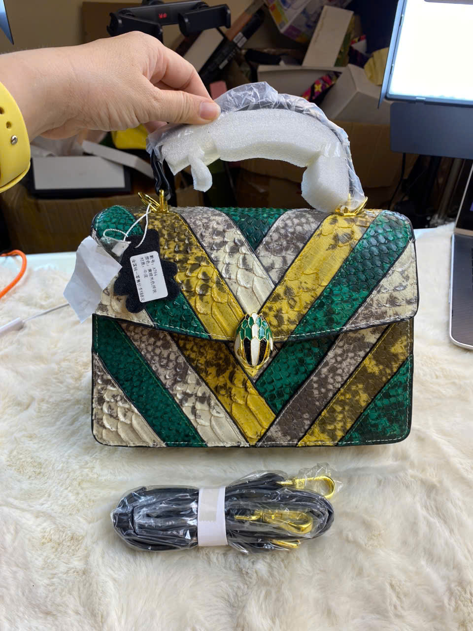 túi xách đầu rắn