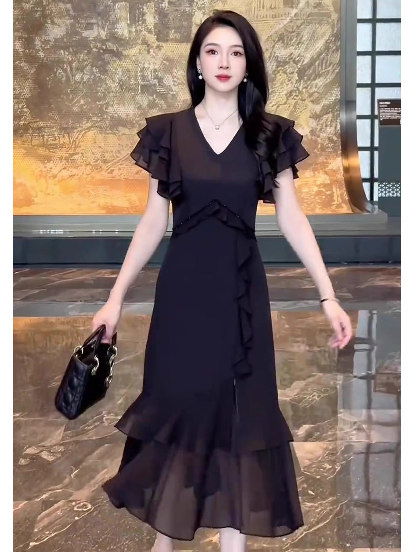 17605-Đầm tiệc suông đen  dáng đuôi cá tay cánh tầng cách điệu (  lụa, voan)_thumbnail_0