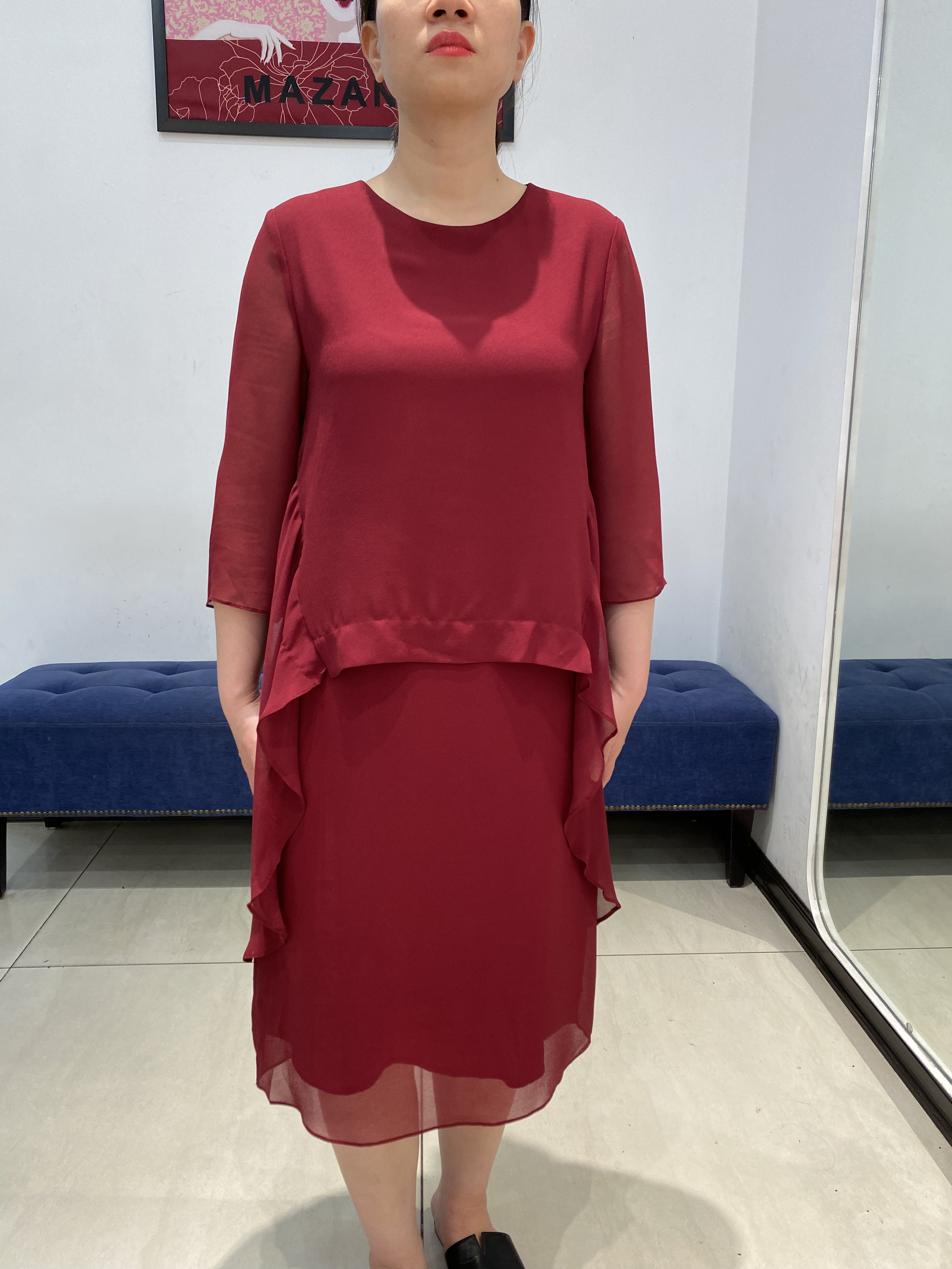 Váy đỏ phủ bèo cách điệu