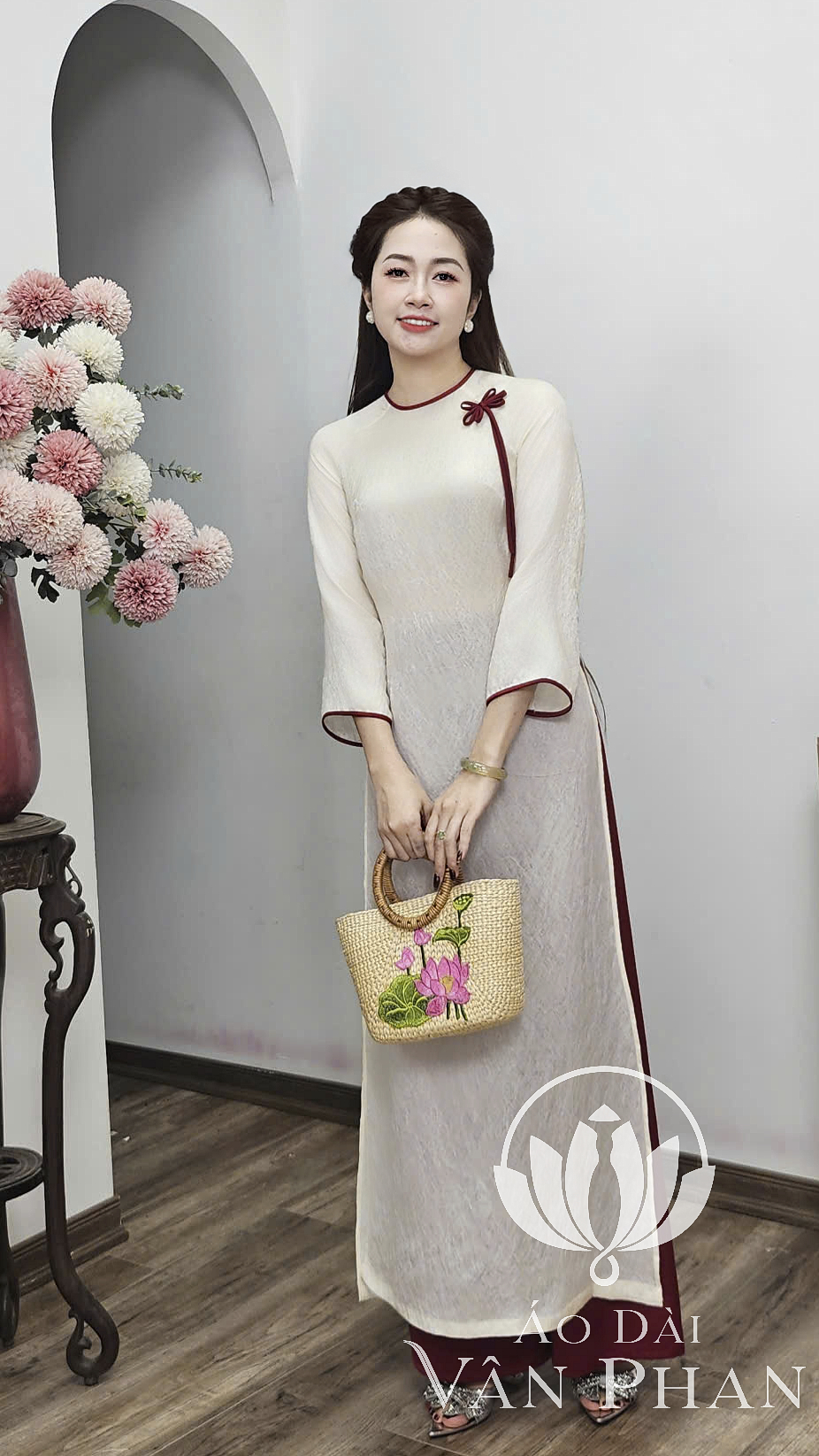 CT373 áo dài cách tân cổ khít tay loe tơ tằm trắng viền đỏ