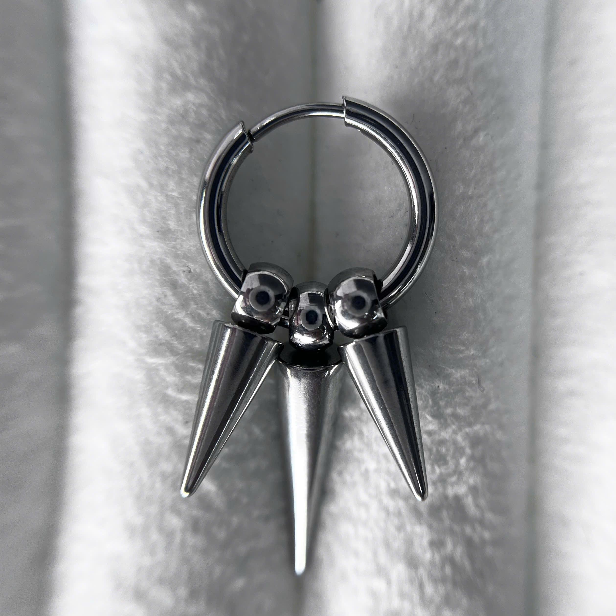 Khuyên vòng kiểu ba đinh nhọn to bự rơi_thumbnail_1