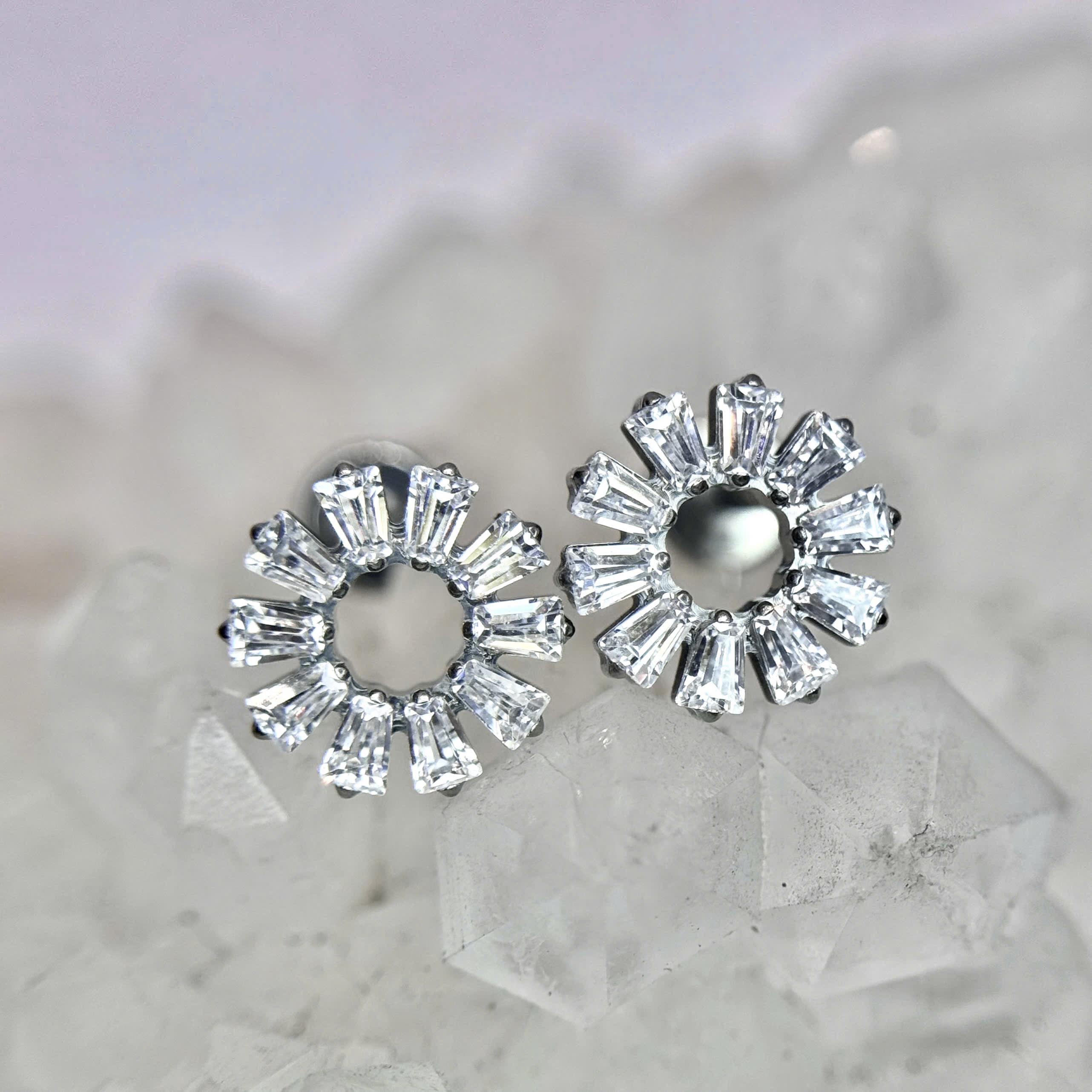 Khuyên kiểu titan đá viền tròn rỗng