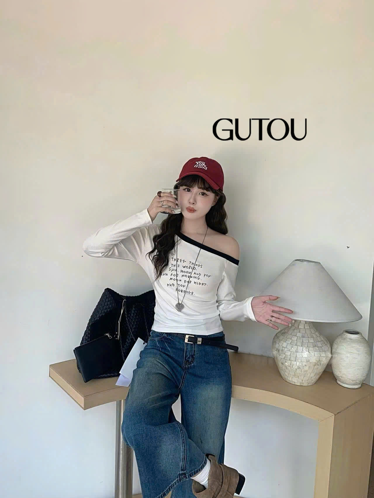 [ GUTOU ] Áo Lệch Vai Phối Viền Chữ In “Sun Moon You”_thumbnail_6