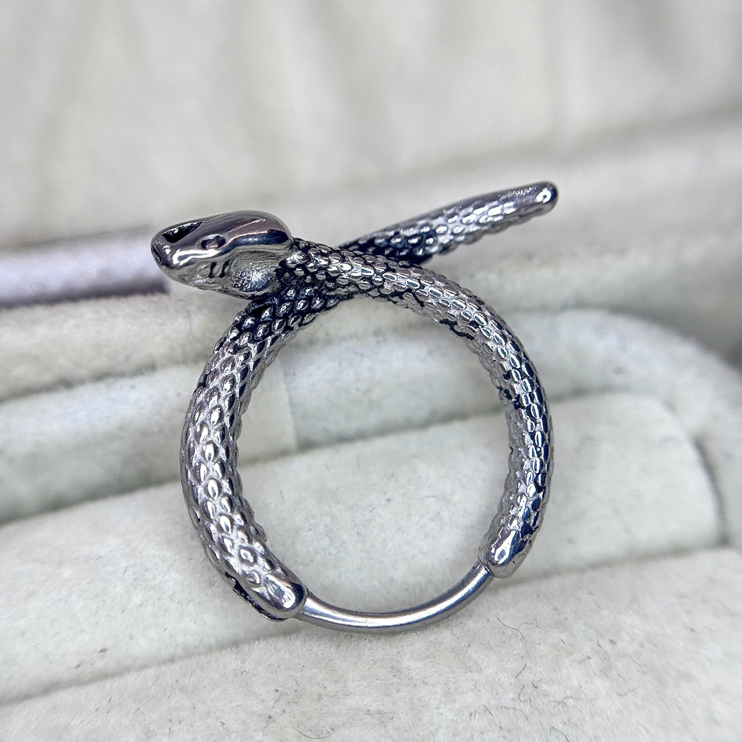 khuyên vòng kiểu con rắn đuôi chéo ngóc đầu 12mm_thumbnail_3