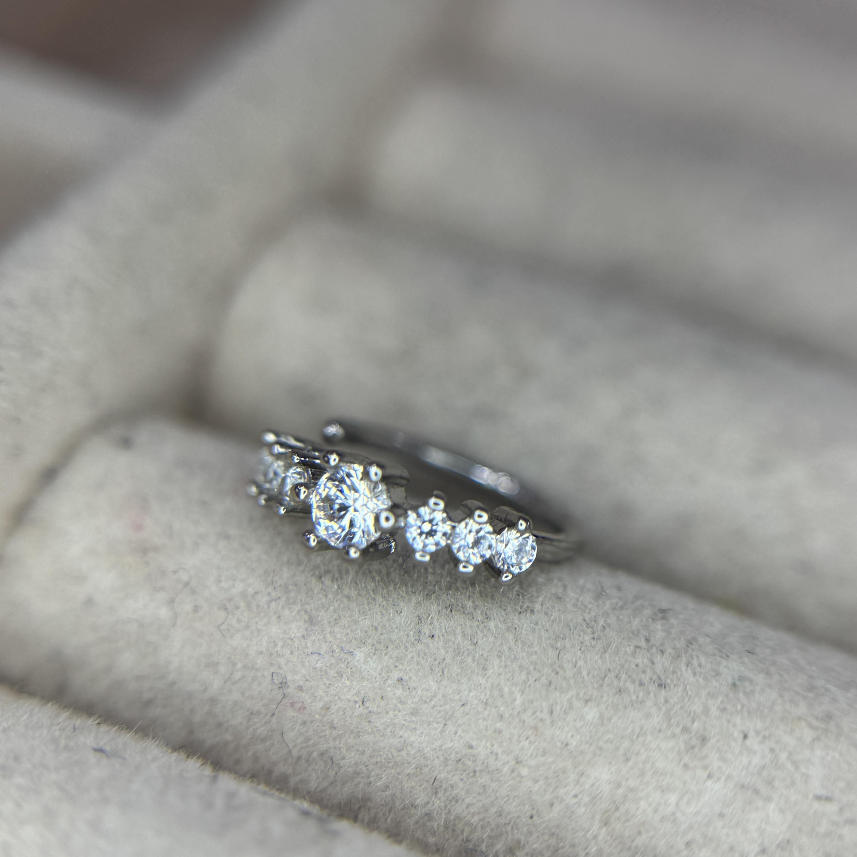 vòng bẻ đính kim cương trắng đính dải kim cương nhỏ size 8_thumbnail_2