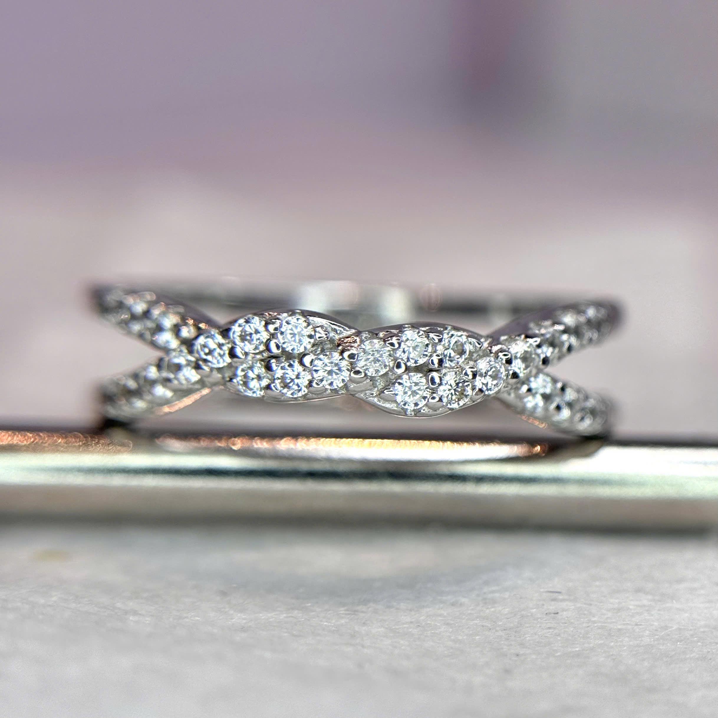 Nhẫn bạc xoắn kim cương size 7._thumbnail_1