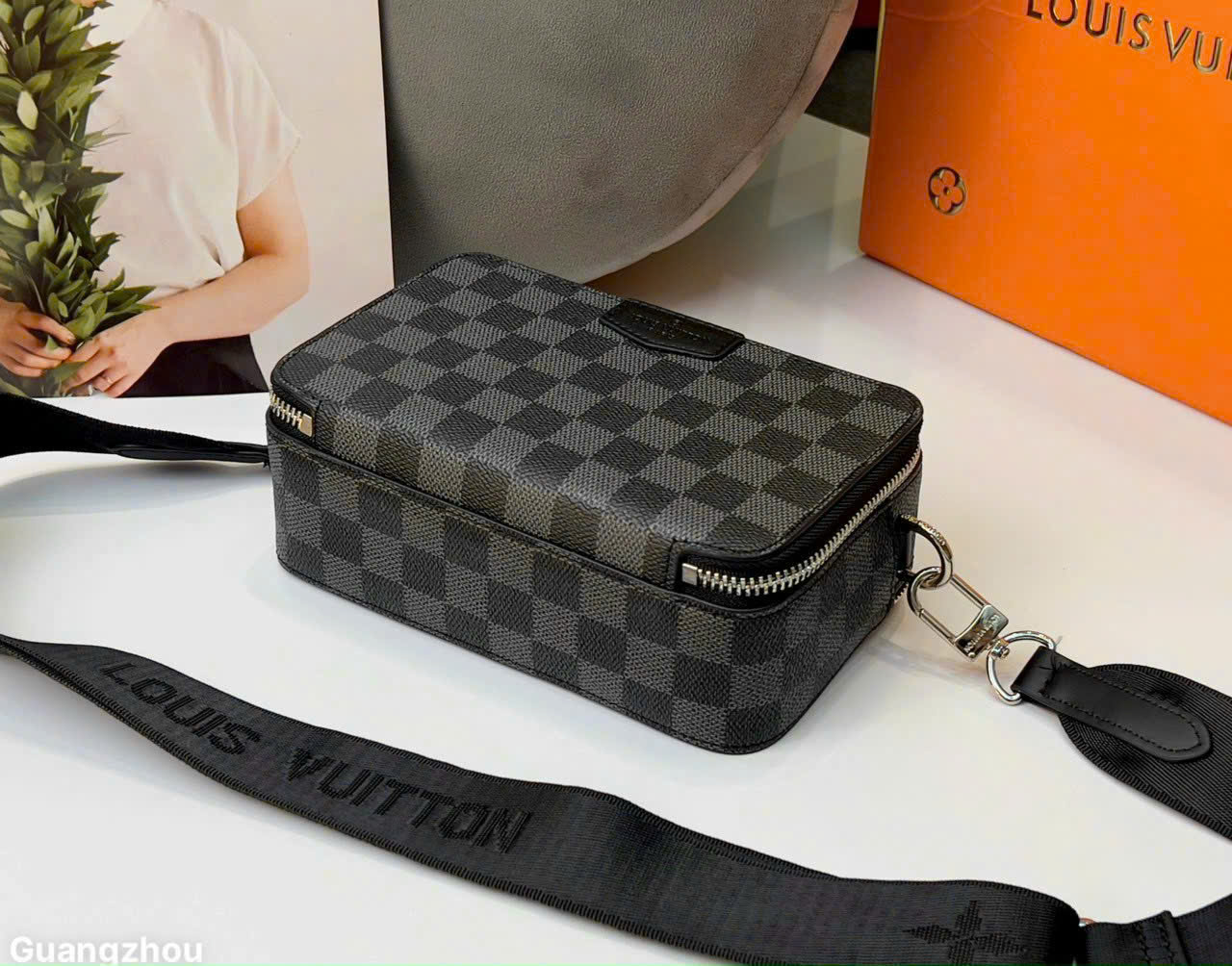 Túi đeo chéo dáng hộp chữ nhật LV caro đen_thumbnail_3