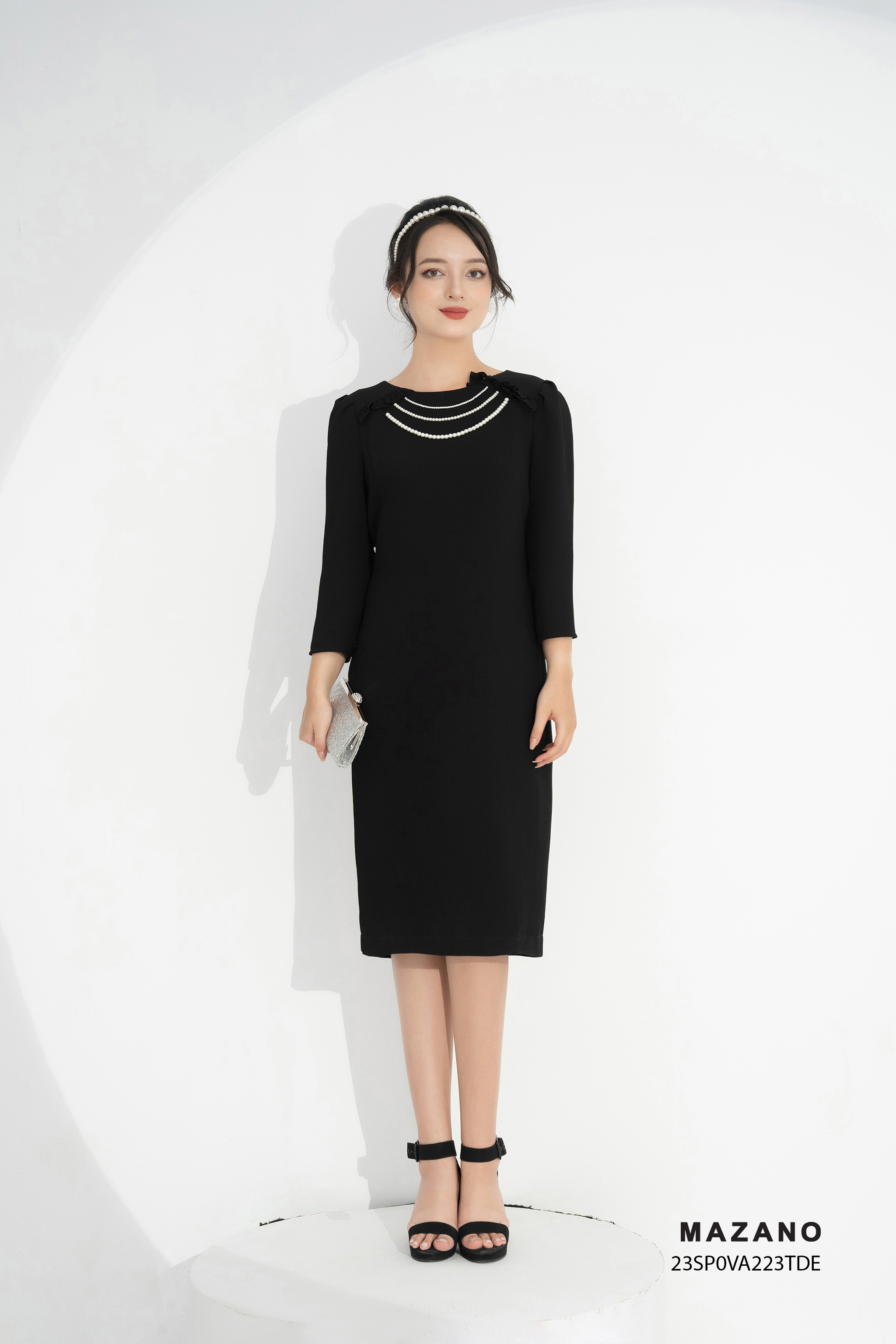 Đầm suông dài đen cổ cách điệu, đính dây hạt ngọc_thumbnail_0