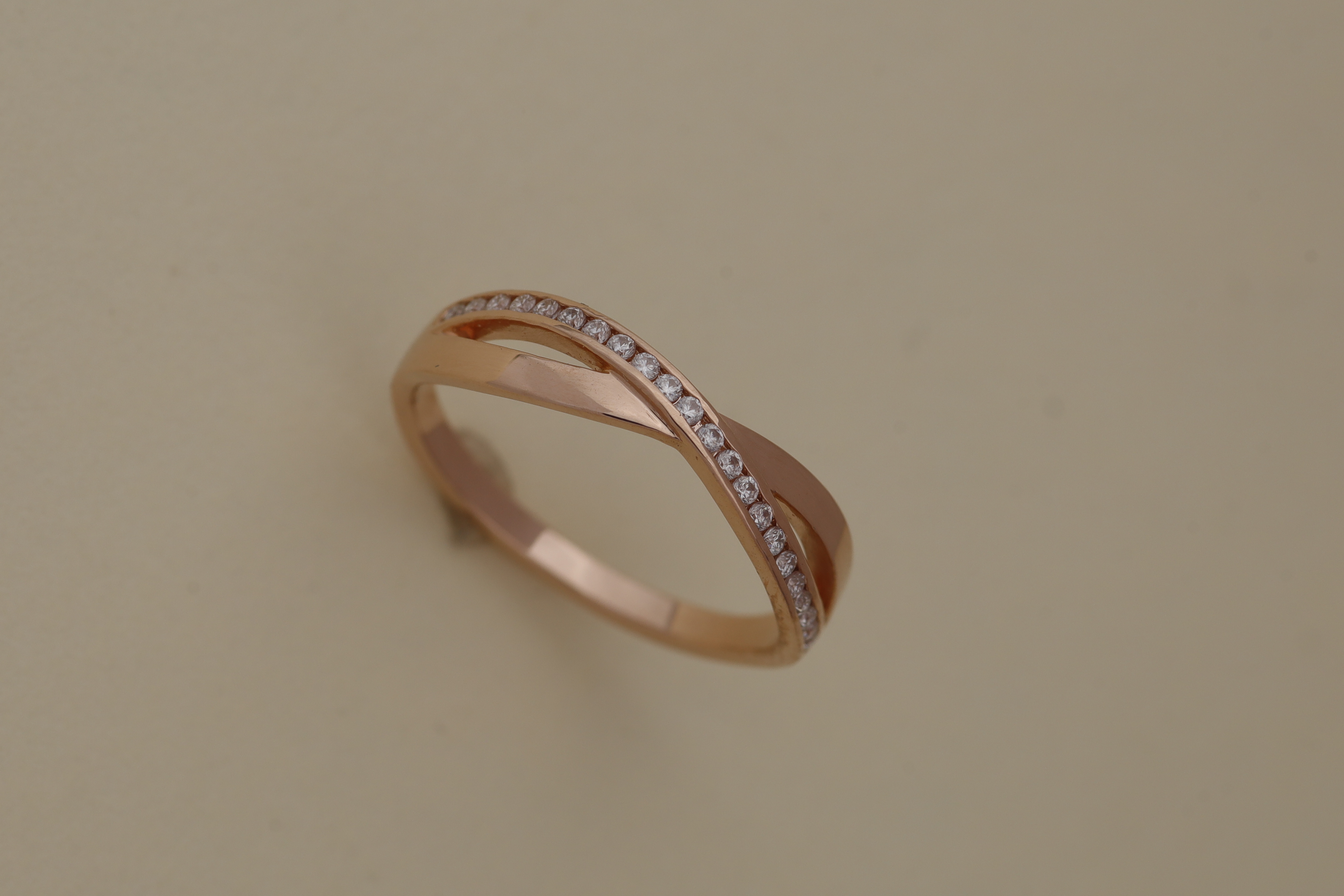 Nhẫn vô cực đính đá moissanite