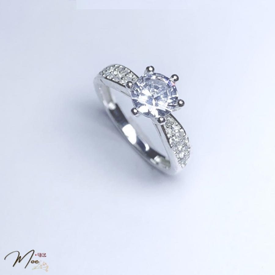 N48 - Nhẫn cầu hôn kim cương viền chéo nạm đá