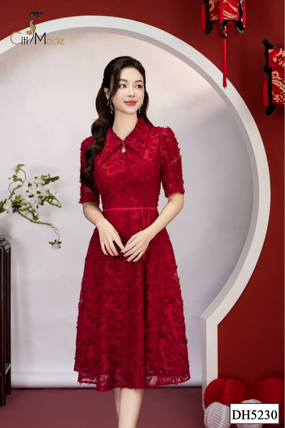 Đầm xoè đỏ hoa nổi cổ bẻ_thumbnail_0