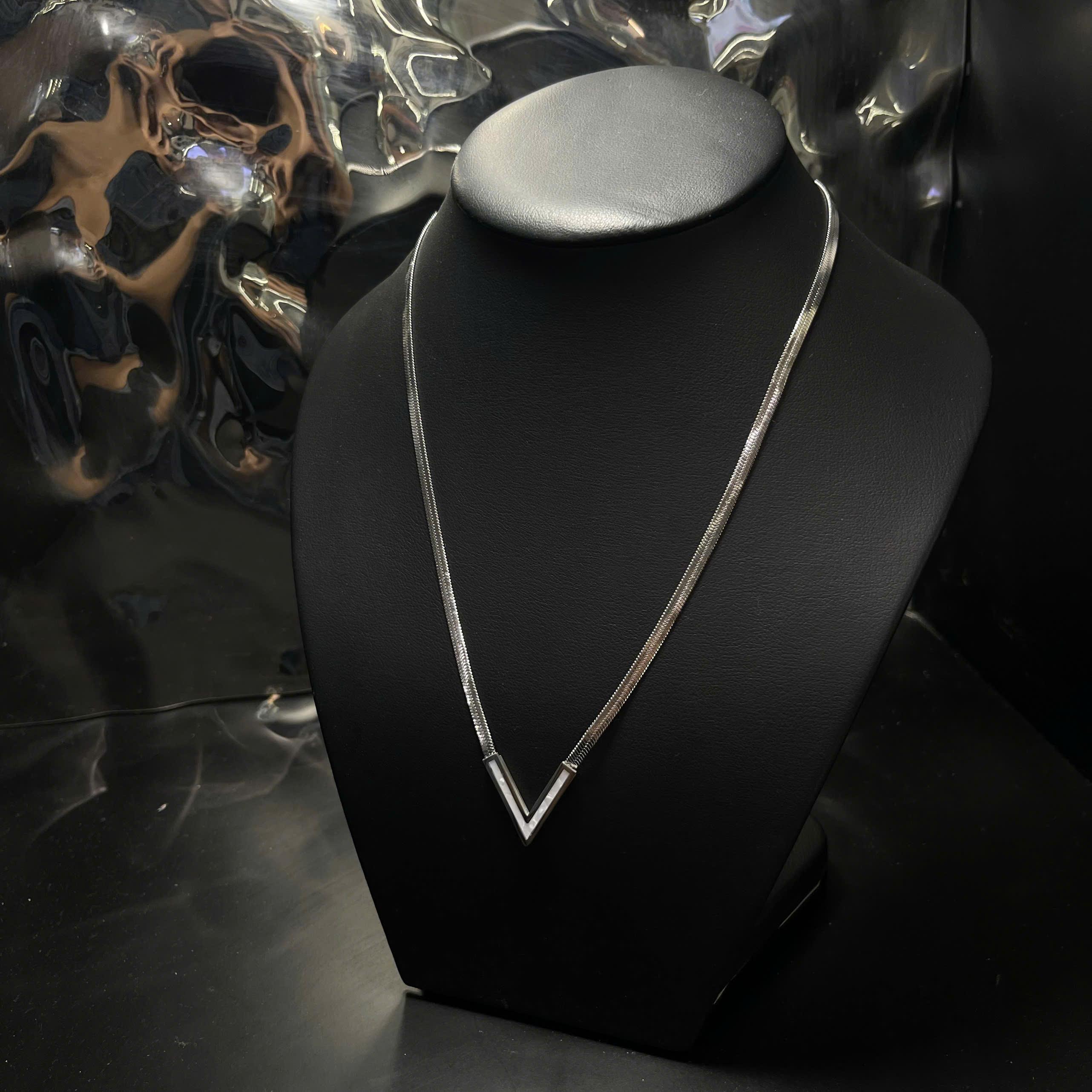 Vòng cổ dây rắn chữ V trắng_thumbnail_3