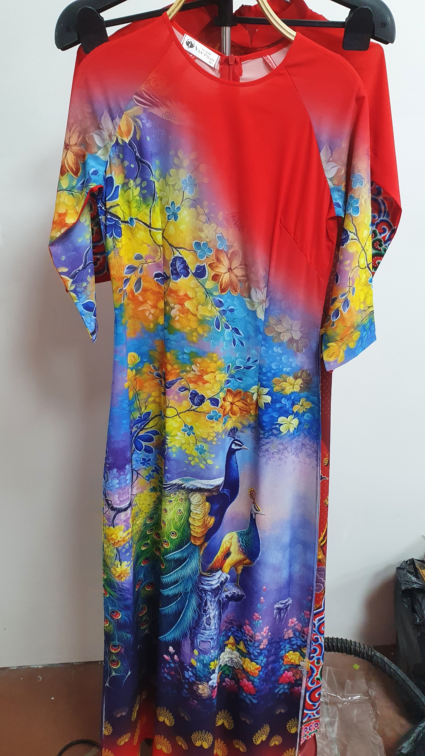 A2012 áo dài lụa nhật tròn lỡ nền đỏ omber xanh đôi chim công hoa nhí vàng