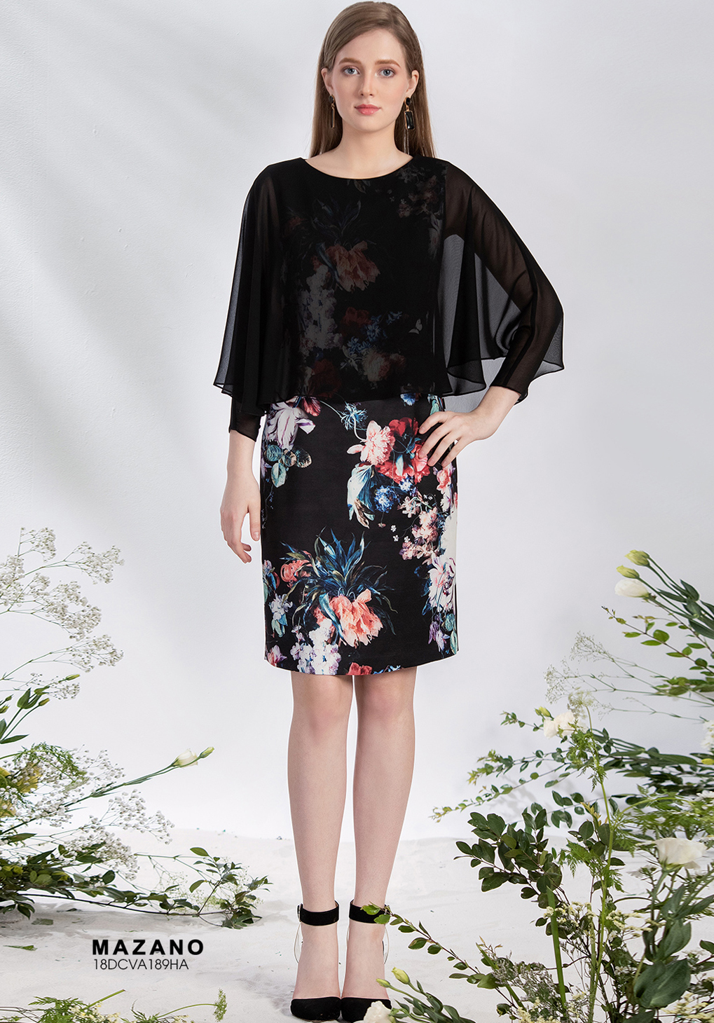 Váy đen phủ họa tiết tay cách điệu