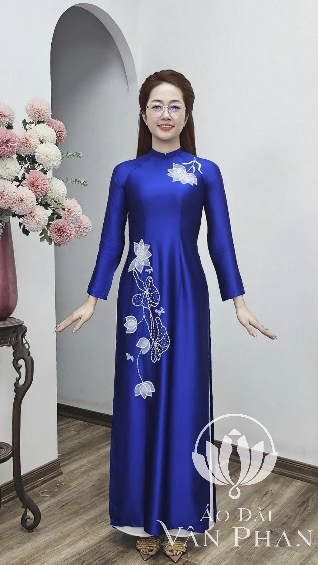 T475 áo dài cổ 2p tay dài lụa tô châu xanh coban hoa sen 399k_thumbnail_3